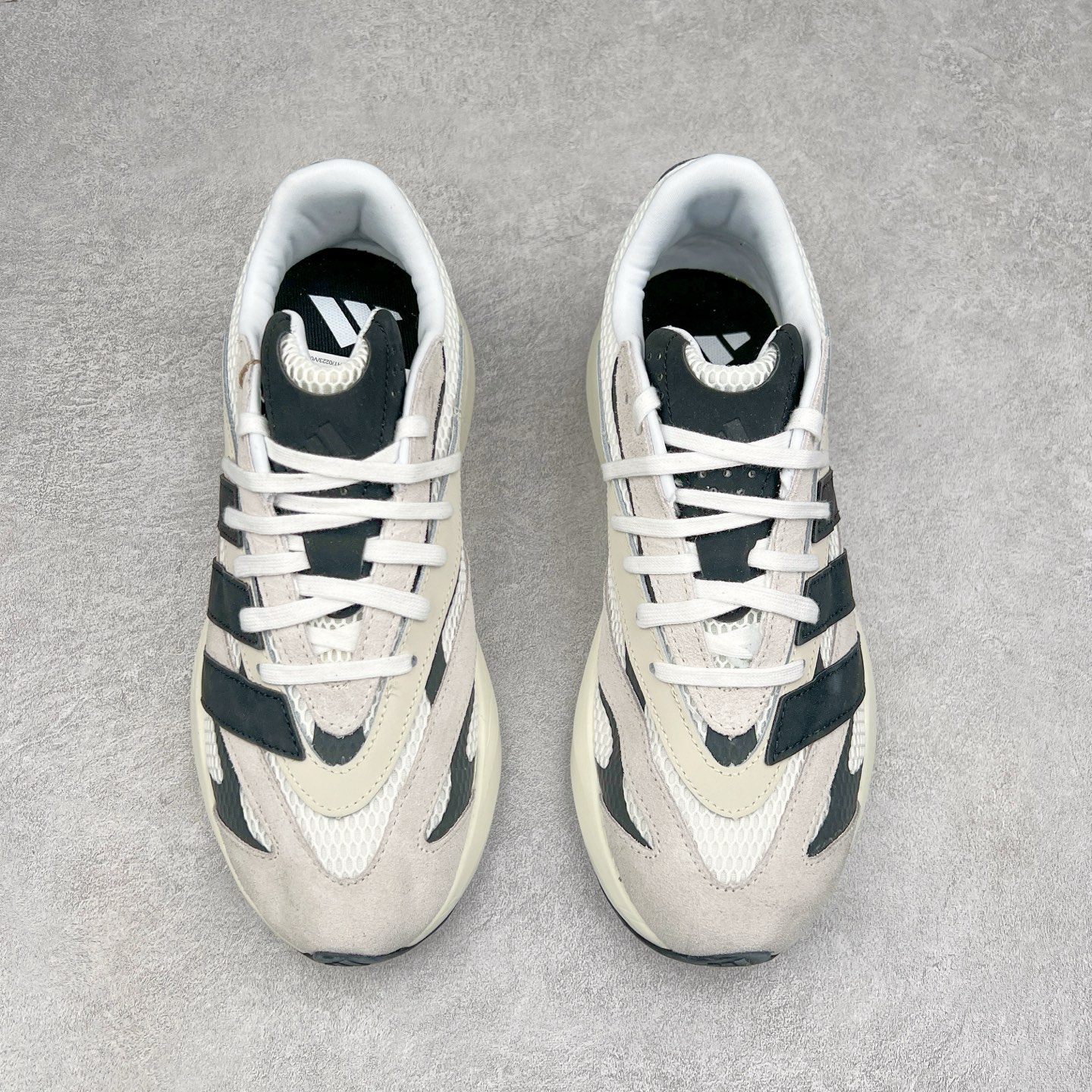 图片[2]-AD LIGHTBLAZE 流光舒适防滑耐磨低帮跑步鞋 JH6944 前卫的专业跑鞋风格造型，LIGHTBLAZE延续了竞速美学的流线轮廓，保留住了与 AdizeroAdios Pro Evo 1相类似厚底理念和「宽三道杠」的视觉元素。尺码：36 36.5 37.5 38 38.5 39 40 40.5 41 42 42.5 43 44 44.5 45-选品中心