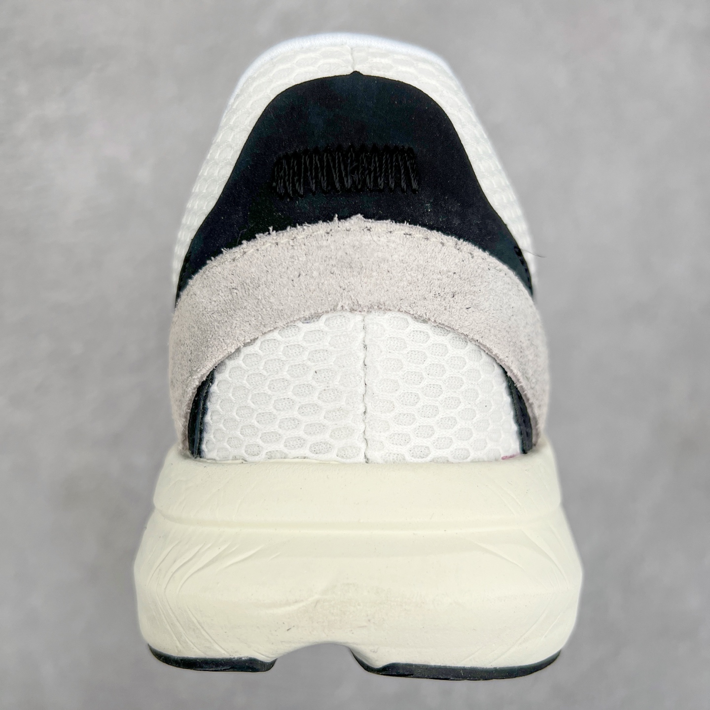 图片[8]-AD LIGHTBLAZE 流光舒适防滑耐磨低帮跑步鞋 JH6944 前卫的专业跑鞋风格造型，LIGHTBLAZE延续了竞速美学的流线轮廓，保留住了与 AdizeroAdios Pro Evo 1相类似厚底理念和「宽三道杠」的视觉元素。尺码：36 36.5 37.5 38 38.5 39 40 40.5 41 42 42.5 43 44 44.5 45-选品中心