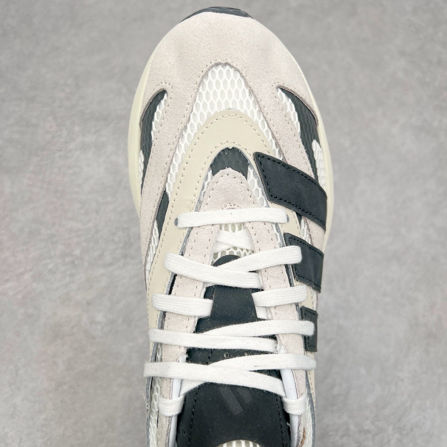 图片[4]-AD LIGHTBLAZE 流光舒适防滑耐磨低帮跑步鞋 JH6944 前卫的专业跑鞋风格造型，LIGHTBLAZE延续了竞速美学的流线轮廓，保留住了与 AdizeroAdios Pro Evo 1相类似厚底理念和「宽三道杠」的视觉元素。尺码：36 36.5 37.5 38 38.5 39 40 40.5 41 42 42.5 43 44 44.5 45-选品中心