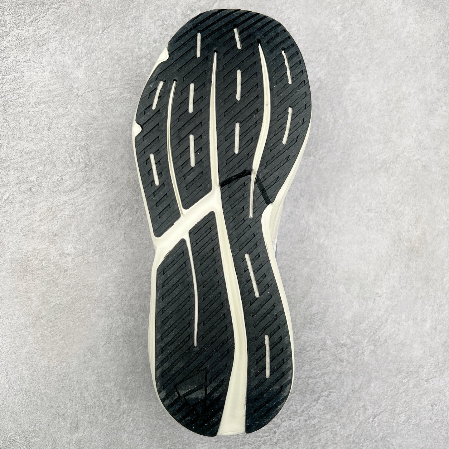 图片[9]-AD LIGHTBLAZE 流光舒适防滑耐磨低帮跑步鞋 JH6944 前卫的专业跑鞋风格造型，LIGHTBLAZE延续了竞速美学的流线轮廓，保留住了与 AdizeroAdios Pro Evo 1相类似厚底理念和「宽三道杠」的视觉元素。尺码：36 36.5 37.5 38 38.5 39 40 40.5 41 42 42.5 43 44 44.5 45-选品中心