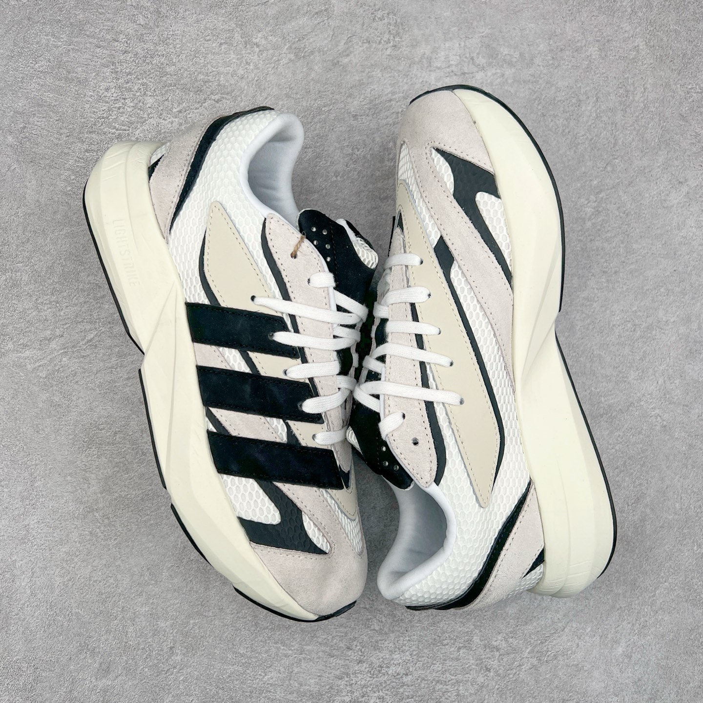 图片[3]-AD LIGHTBLAZE 流光舒适防滑耐磨低帮跑步鞋 JH6944 前卫的专业跑鞋风格造型，LIGHTBLAZE延续了竞速美学的流线轮廓，保留住了与 AdizeroAdios Pro Evo 1相类似厚底理念和「宽三道杠」的视觉元素。尺码：36 36.5 37.5 38 38.5 39 40 40.5 41 42 42.5 43 44 44.5 45-选品中心