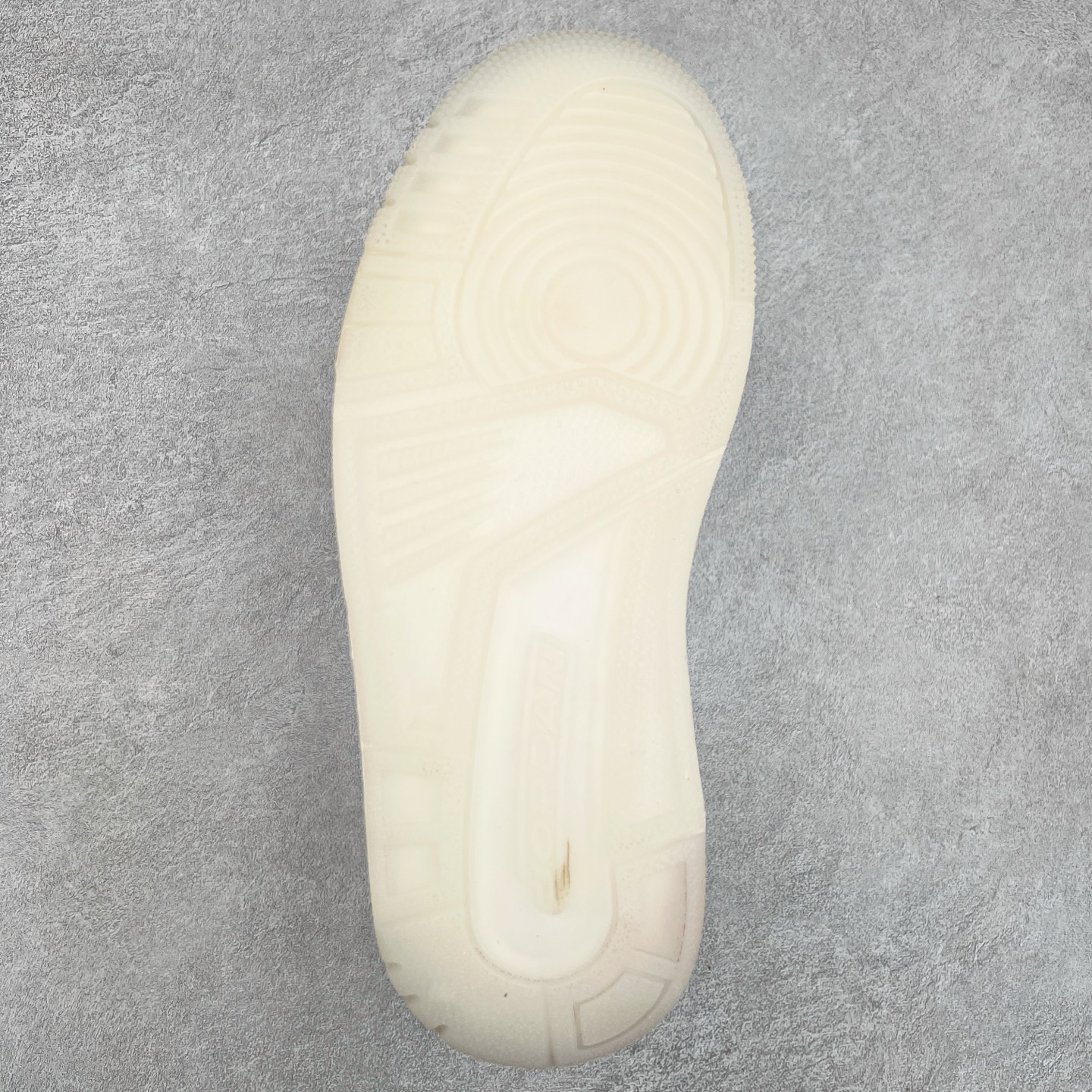 图片[9]-Air Jordan Legacy AJ312 低帮 HF3182-100 鞋身采用了皮革材质打造 横跨鞋面的魔术贴十分吸睛 侧面的Swoosh Logo的一部分被鞋面遮挡了一部分 颇具玩味 魔术贴上标有NK标识 而鞋舌上是Jordan的经典飞翼Logo 后跟和鞋底均采用了Air Jordan 3 的设计 后跟上同样也使用了经典的爆裂纹图案 尺码：36 36.5 37.5 38 38.5 39 40 40.5 41 42 42.5 43 44 44.5 45 46 47.5-选品中心