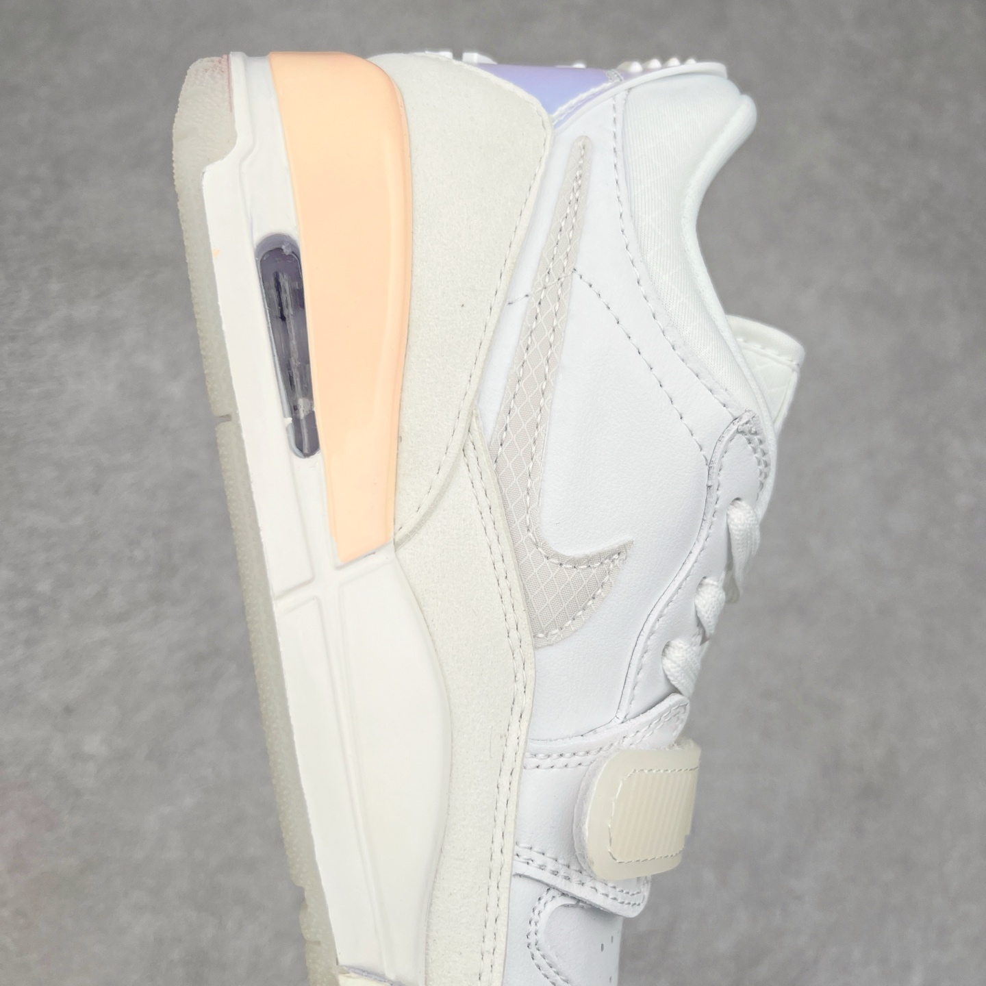 图片[6]-Air Jordan Legacy AJ312 低帮 HF3182-100 鞋身采用了皮革材质打造 横跨鞋面的魔术贴十分吸睛 侧面的Swoosh Logo的一部分被鞋面遮挡了一部分 颇具玩味 魔术贴上标有NK标识 而鞋舌上是Jordan的经典飞翼Logo 后跟和鞋底均采用了Air Jordan 3 的设计 后跟上同样也使用了经典的爆裂纹图案 尺码：36 36.5 37.5 38 38.5 39 40 40.5 41 42 42.5 43 44 44.5 45 46 47.5-选品中心