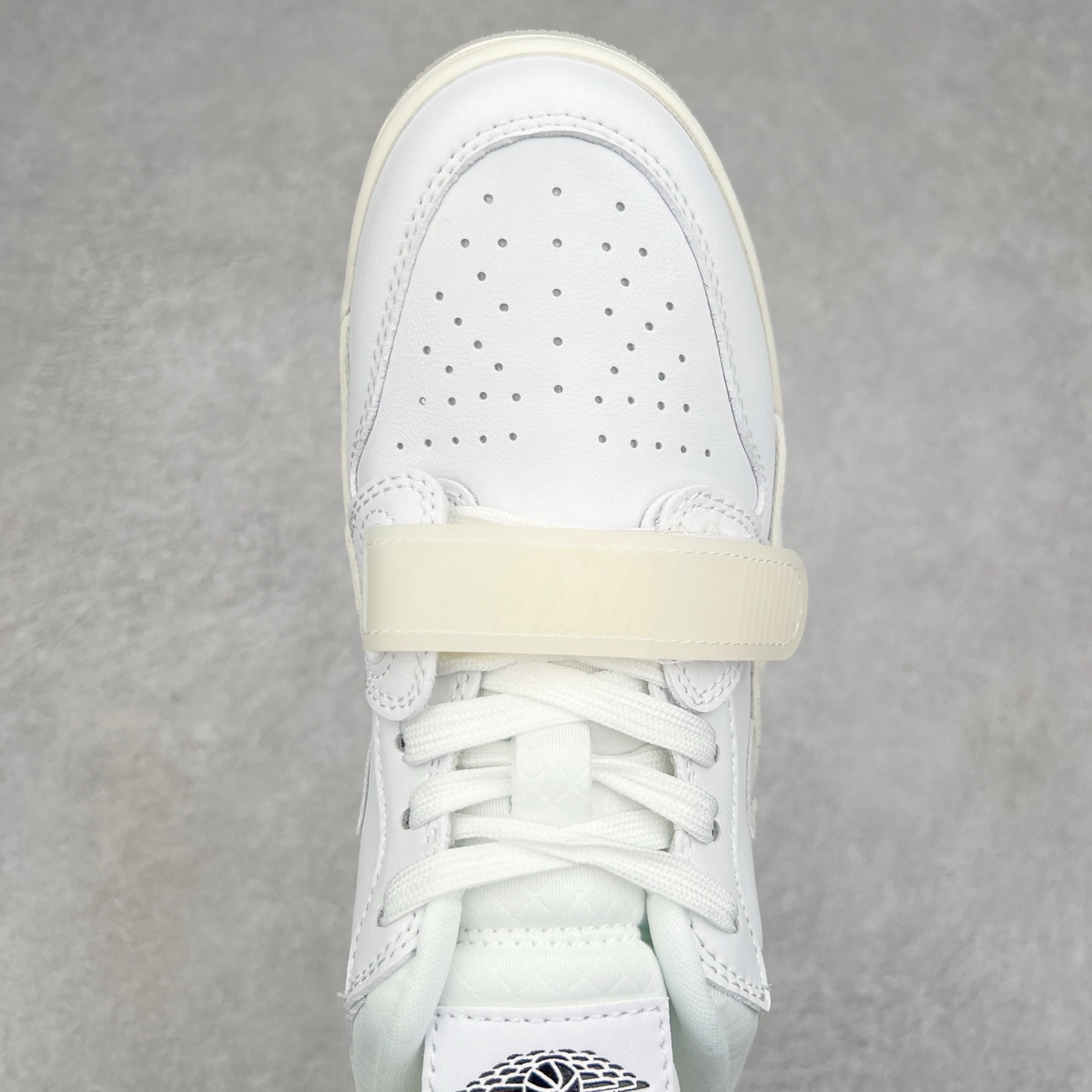 图片[4]-Air Jordan Legacy AJ312 低帮 HF3182-100 鞋身采用了皮革材质打造 横跨鞋面的魔术贴十分吸睛 侧面的Swoosh Logo的一部分被鞋面遮挡了一部分 颇具玩味 魔术贴上标有NK标识 而鞋舌上是Jordan的经典飞翼Logo 后跟和鞋底均采用了Air Jordan 3 的设计 后跟上同样也使用了经典的爆裂纹图案 尺码：36 36.5 37.5 38 38.5 39 40 40.5 41 42 42.5 43 44 44.5 45 46 47.5-选品中心