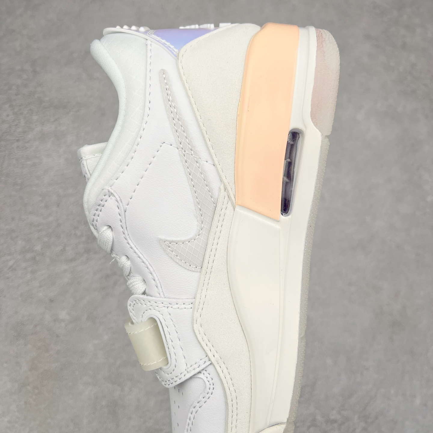 图片[7]-Air Jordan Legacy AJ312 低帮 HF3182-100 鞋身采用了皮革材质打造 横跨鞋面的魔术贴十分吸睛 侧面的Swoosh Logo的一部分被鞋面遮挡了一部分 颇具玩味 魔术贴上标有NK标识 而鞋舌上是Jordan的经典飞翼Logo 后跟和鞋底均采用了Air Jordan 3 的设计 后跟上同样也使用了经典的爆裂纹图案 尺码：36 36.5 37.5 38 38.5 39 40 40.5 41 42 42.5 43 44 44.5 45 46 47.5-选品中心