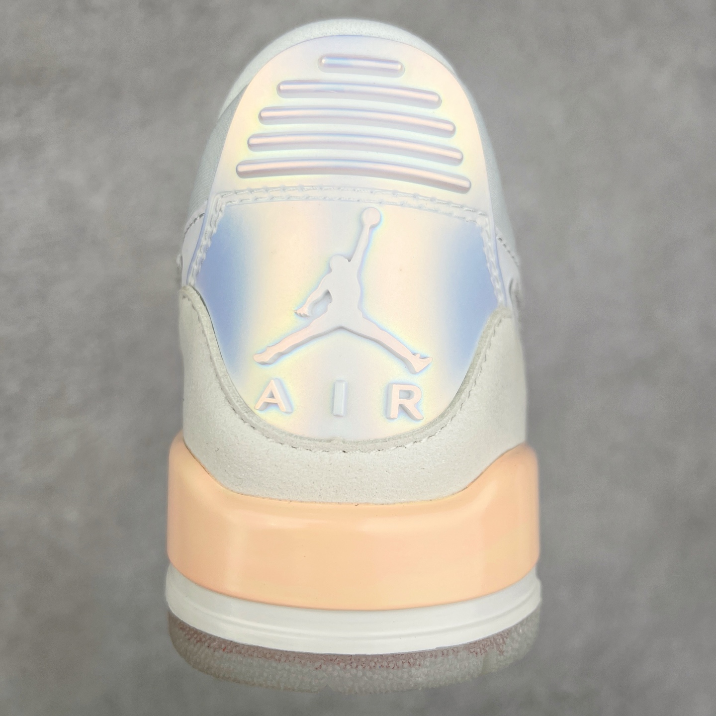 图片[8]-Air Jordan Legacy AJ312 低帮 HF3182-100 鞋身采用了皮革材质打造 横跨鞋面的魔术贴十分吸睛 侧面的Swoosh Logo的一部分被鞋面遮挡了一部分 颇具玩味 魔术贴上标有NK标识 而鞋舌上是Jordan的经典飞翼Logo 后跟和鞋底均采用了Air Jordan 3 的设计 后跟上同样也使用了经典的爆裂纹图案 尺码：36 36.5 37.5 38 38.5 39 40 40.5 41 42 42.5 43 44 44.5 45 46 47.5-选品中心