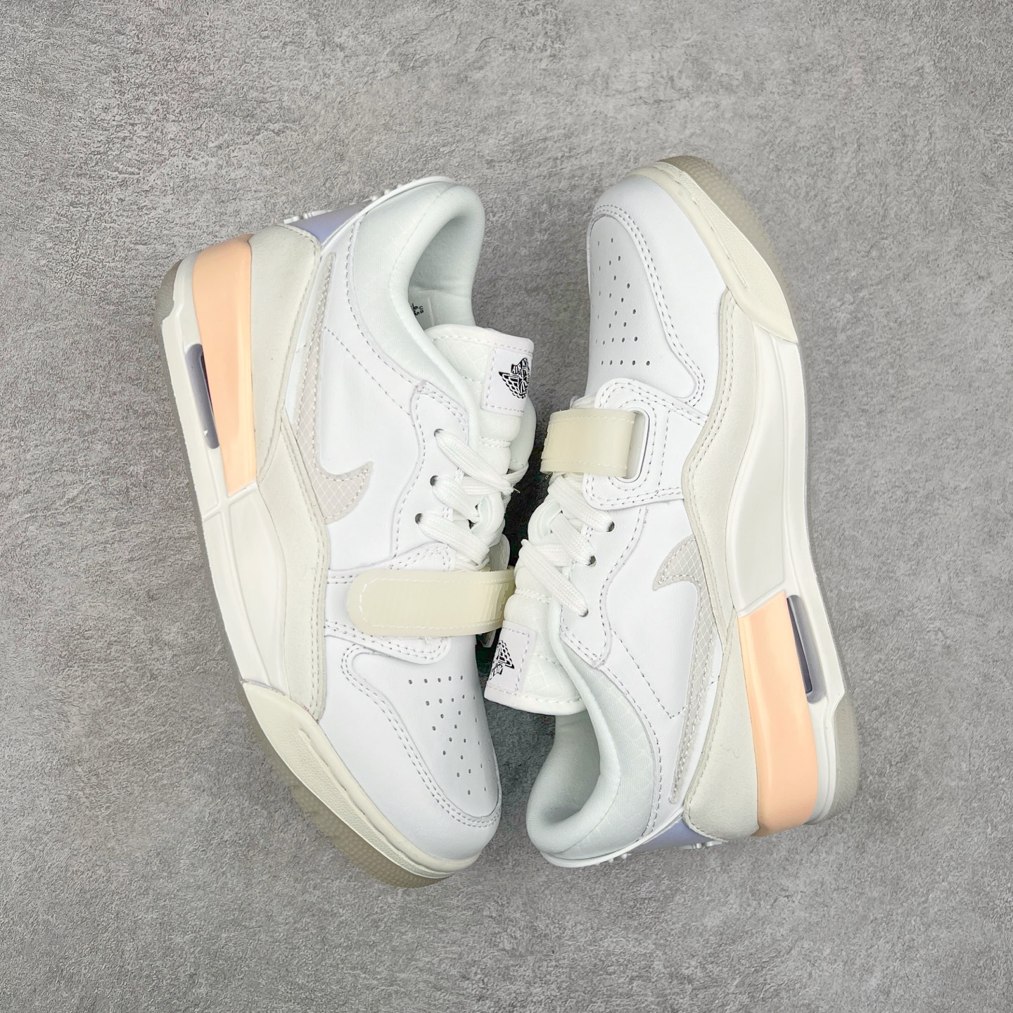 图片[3]-Air Jordan Legacy AJ312 低帮 HF3182-100 鞋身采用了皮革材质打造 横跨鞋面的魔术贴十分吸睛 侧面的Swoosh Logo的一部分被鞋面遮挡了一部分 颇具玩味 魔术贴上标有NK标识 而鞋舌上是Jordan的经典飞翼Logo 后跟和鞋底均采用了Air Jordan 3 的设计 后跟上同样也使用了经典的爆裂纹图案 尺码：36 36.5 37.5 38 38.5 39 40 40.5 41 42 42.5 43 44 44.5 45 46 47.5-选品中心