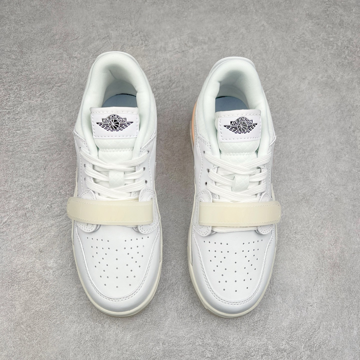 图片[2]-Air Jordan Legacy AJ312 低帮 HF3182-100 鞋身采用了皮革材质打造 横跨鞋面的魔术贴十分吸睛 侧面的Swoosh Logo的一部分被鞋面遮挡了一部分 颇具玩味 魔术贴上标有NK标识 而鞋舌上是Jordan的经典飞翼Logo 后跟和鞋底均采用了Air Jordan 3 的设计 后跟上同样也使用了经典的爆裂纹图案 尺码：36 36.5 37.5 38 38.5 39 40 40.5 41 42 42.5 43 44 44.5 45 46 47.5-选品中心