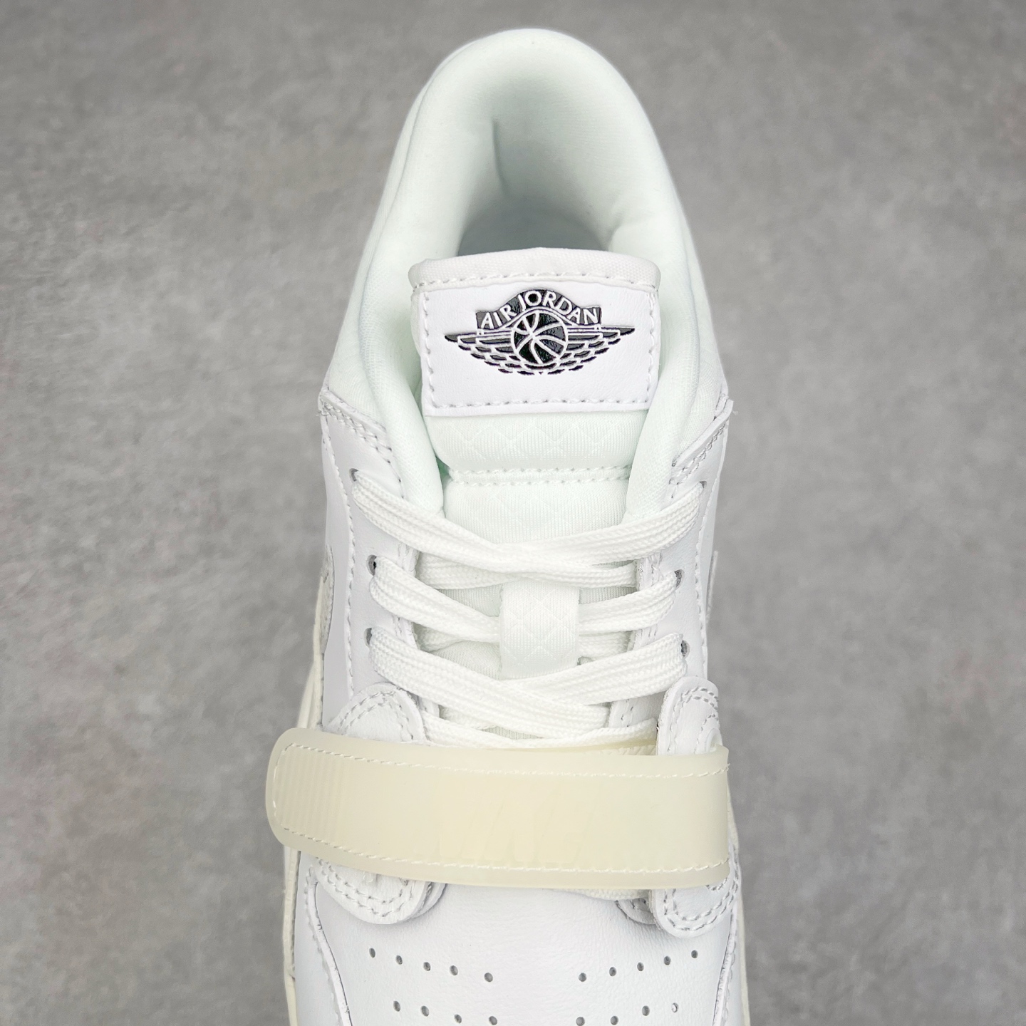 图片[5]-Air Jordan Legacy AJ312 低帮 HF3182-100 鞋身采用了皮革材质打造 横跨鞋面的魔术贴十分吸睛 侧面的Swoosh Logo的一部分被鞋面遮挡了一部分 颇具玩味 魔术贴上标有NK标识 而鞋舌上是Jordan的经典飞翼Logo 后跟和鞋底均采用了Air Jordan 3 的设计 后跟上同样也使用了经典的爆裂纹图案 尺码：36 36.5 37.5 38 38.5 39 40 40.5 41 42 42.5 43 44 44.5 45 46 47.5-选品中心