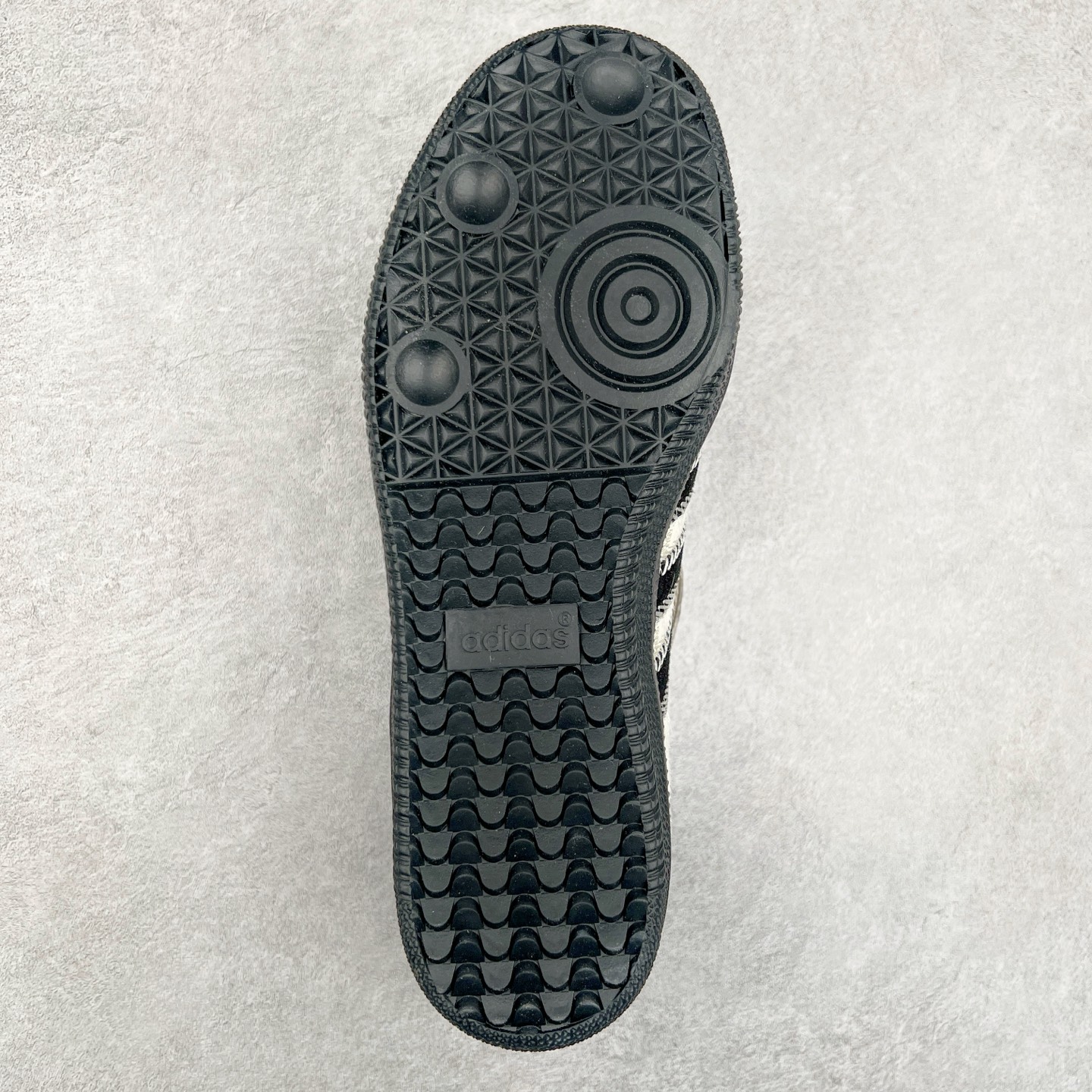 图片[9]-AD Original Samba OG 复古经典轻便板鞋 JP5329 这款桑巴鞋展示了高质量的工艺 带有装饰的超锁缝制和无缝的手感 柔软、柔软的皮革造型和标志性的3条纹完成了精致的外观 正规合身鞋带 鞋面上有绒面鞋垫 橡胶鞋底 享受正畸套筒软感 自50年代首次亮相以来就一直在赢得粉丝的青睐 尺码：36 36.5 37.5 38 38.5 39 40 40.5 41 42 42.5 43 44 44.5 45-选品中心