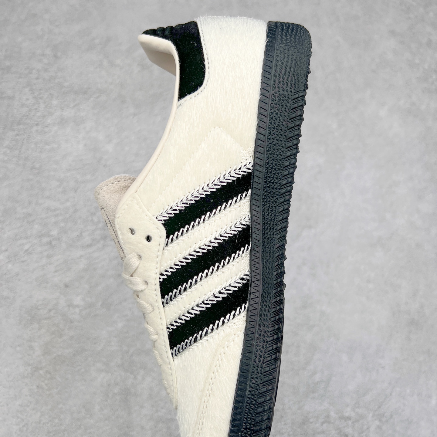 图片[7]-AD Original Samba OG 复古经典轻便板鞋 JP5329 这款桑巴鞋展示了高质量的工艺 带有装饰的超锁缝制和无缝的手感 柔软、柔软的皮革造型和标志性的3条纹完成了精致的外观 正规合身鞋带 鞋面上有绒面鞋垫 橡胶鞋底 享受正畸套筒软感 自50年代首次亮相以来就一直在赢得粉丝的青睐 尺码：36 36.5 37.5 38 38.5 39 40 40.5 41 42 42.5 43 44 44.5 45-选品中心