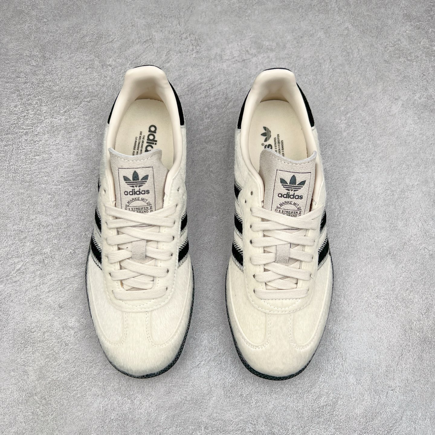 图片[2]-AD Original Samba OG 复古经典轻便板鞋 JP5329 这款桑巴鞋展示了高质量的工艺 带有装饰的超锁缝制和无缝的手感 柔软、柔软的皮革造型和标志性的3条纹完成了精致的外观 正规合身鞋带 鞋面上有绒面鞋垫 橡胶鞋底 享受正畸套筒软感 自50年代首次亮相以来就一直在赢得粉丝的青睐 尺码：36 36.5 37.5 38 38.5 39 40 40.5 41 42 42.5 43 44 44.5 45-选品中心