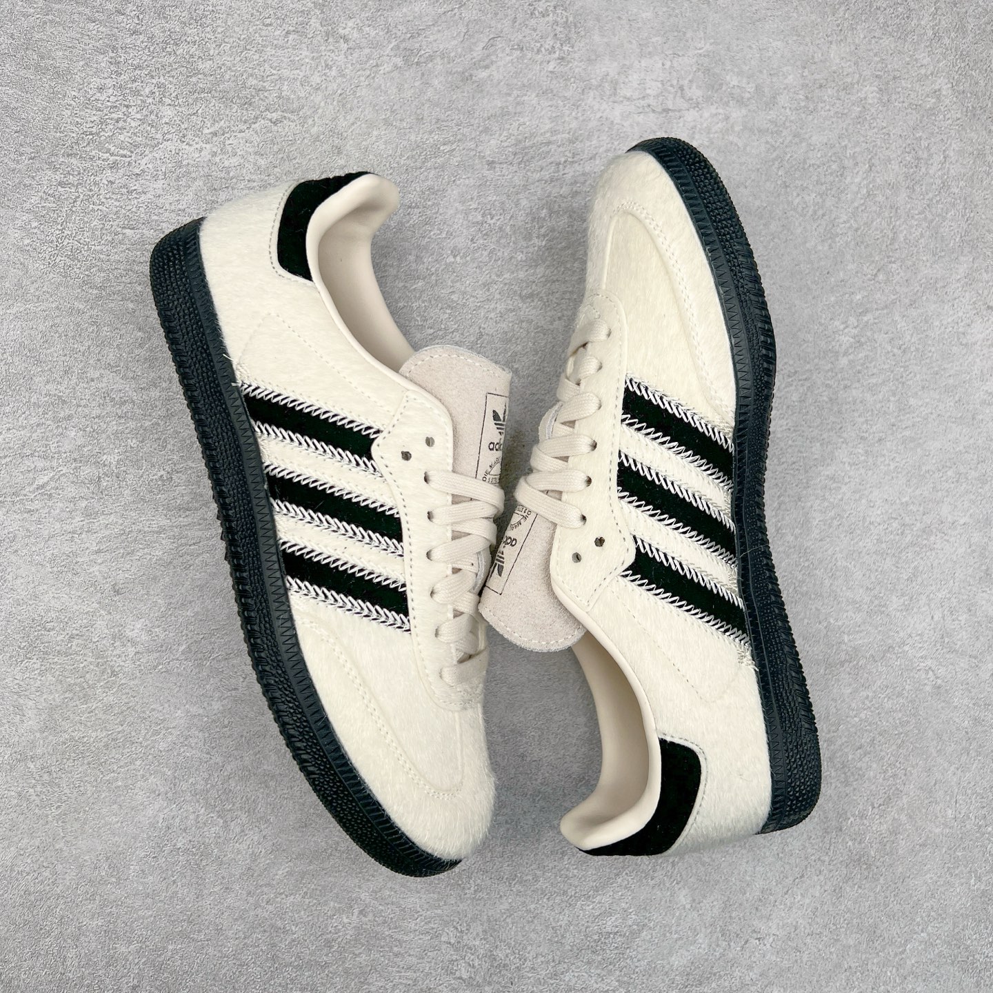 图片[3]-AD Original Samba OG 复古经典轻便板鞋 JP5329 这款桑巴鞋展示了高质量的工艺 带有装饰的超锁缝制和无缝的手感 柔软、柔软的皮革造型和标志性的3条纹完成了精致的外观 正规合身鞋带 鞋面上有绒面鞋垫 橡胶鞋底 享受正畸套筒软感 自50年代首次亮相以来就一直在赢得粉丝的青睐 尺码：36 36.5 37.5 38 38.5 39 40 40.5 41 42 42.5 43 44 44.5 45-选品中心