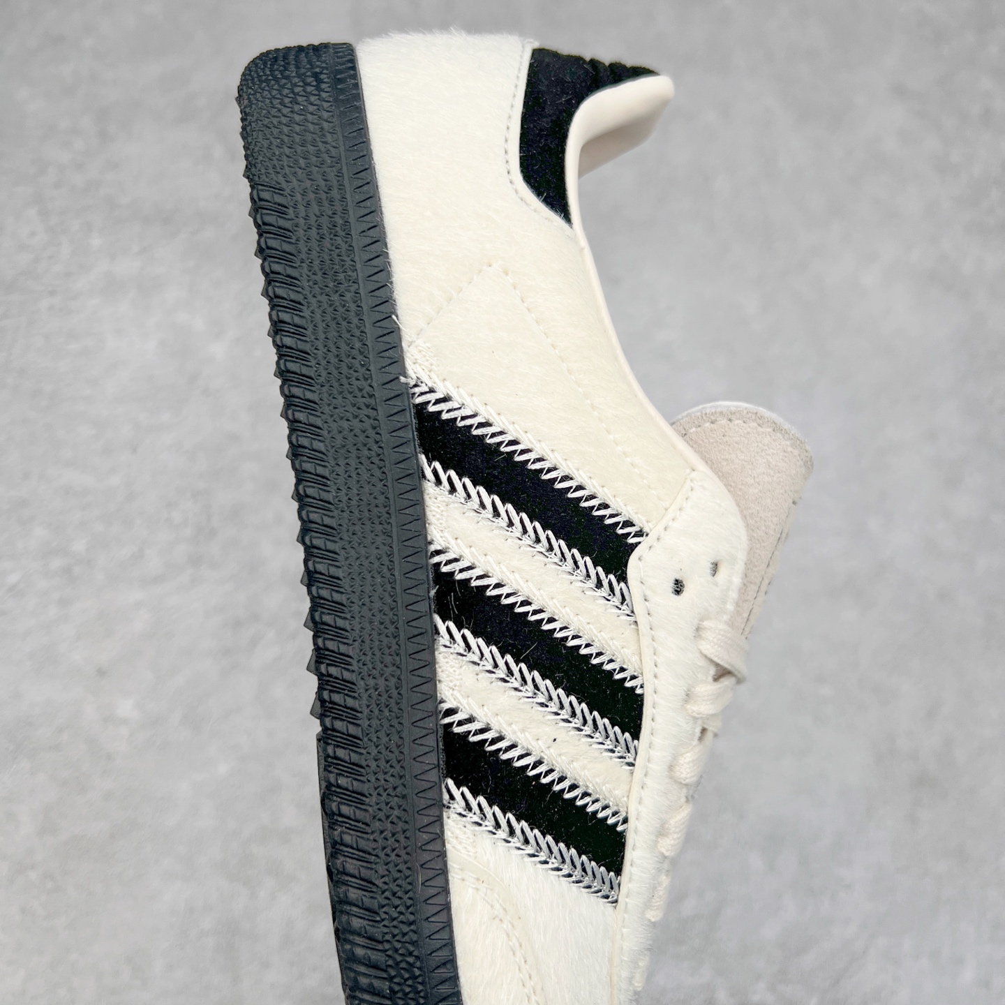 图片[6]-AD Original Samba OG 复古经典轻便板鞋 JP5329 这款桑巴鞋展示了高质量的工艺 带有装饰的超锁缝制和无缝的手感 柔软、柔软的皮革造型和标志性的3条纹完成了精致的外观 正规合身鞋带 鞋面上有绒面鞋垫 橡胶鞋底 享受正畸套筒软感 自50年代首次亮相以来就一直在赢得粉丝的青睐 尺码：36 36.5 37.5 38 38.5 39 40 40.5 41 42 42.5 43 44 44.5 45-选品中心