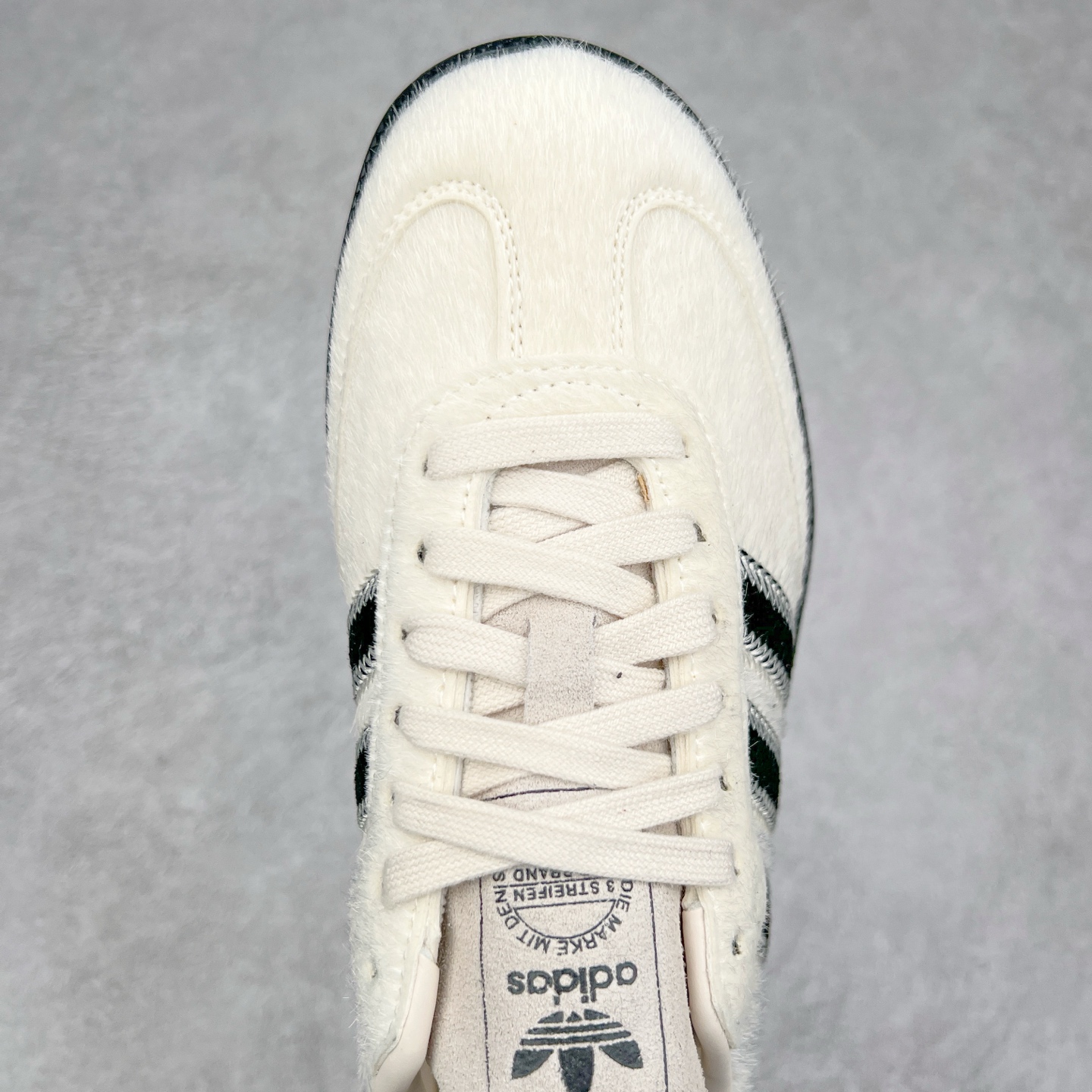 图片[4]-AD Original Samba OG 复古经典轻便板鞋 JP5329 这款桑巴鞋展示了高质量的工艺 带有装饰的超锁缝制和无缝的手感 柔软、柔软的皮革造型和标志性的3条纹完成了精致的外观 正规合身鞋带 鞋面上有绒面鞋垫 橡胶鞋底 享受正畸套筒软感 自50年代首次亮相以来就一直在赢得粉丝的青睐 尺码：36 36.5 37.5 38 38.5 39 40 40.5 41 42 42.5 43 44 44.5 45-选品中心