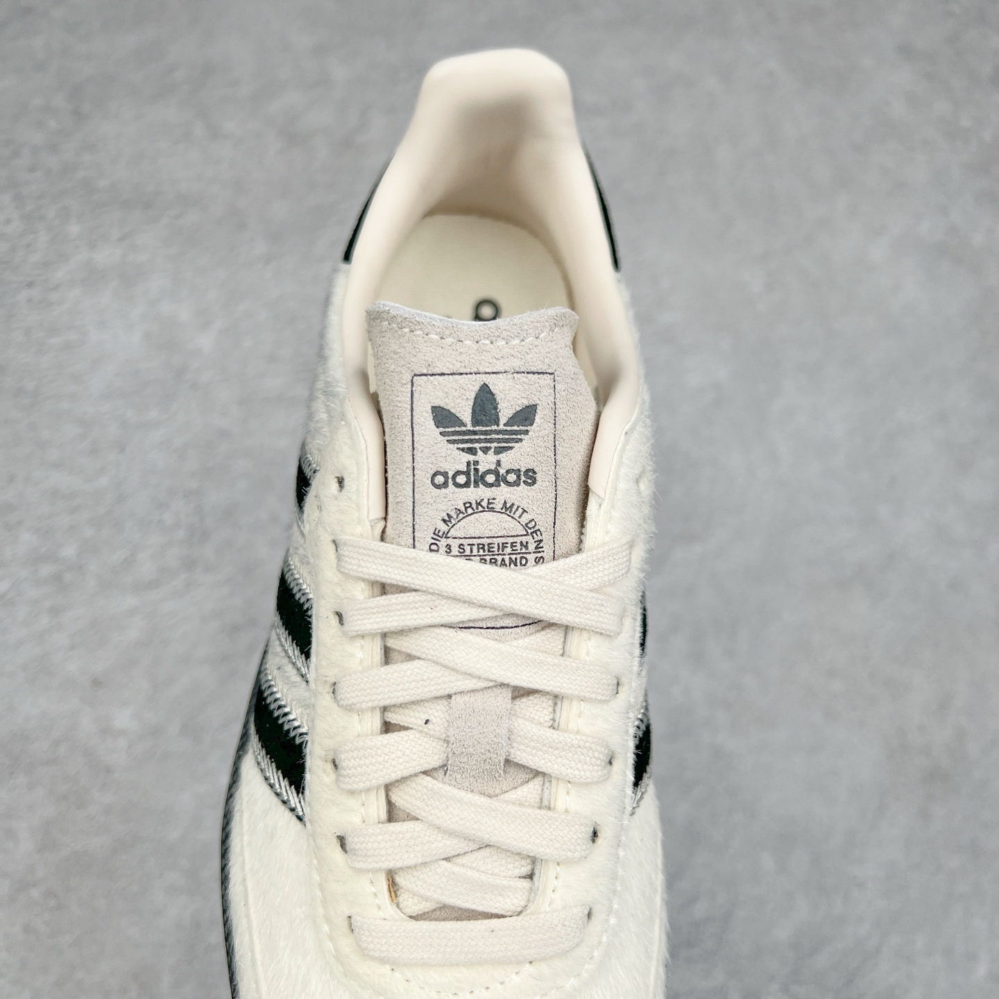 图片[5]-AD Original Samba OG 复古经典轻便板鞋 JP5329 这款桑巴鞋展示了高质量的工艺 带有装饰的超锁缝制和无缝的手感 柔软、柔软的皮革造型和标志性的3条纹完成了精致的外观 正规合身鞋带 鞋面上有绒面鞋垫 橡胶鞋底 享受正畸套筒软感 自50年代首次亮相以来就一直在赢得粉丝的青睐 尺码：36 36.5 37.5 38 38.5 39 40 40.5 41 42 42.5 43 44 44.5 45-选品中心