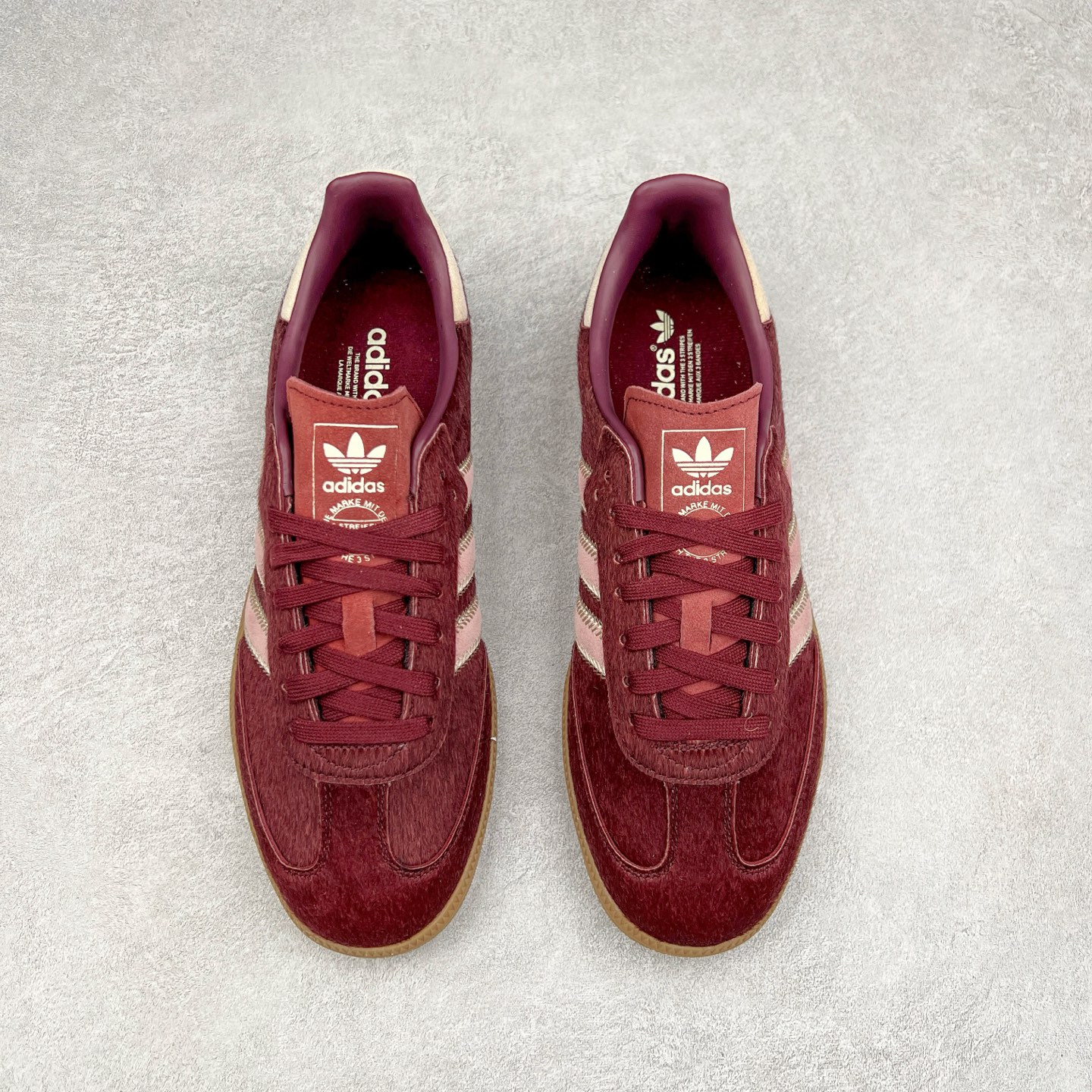 图片[2]-AD Original Samba OG 复古经典轻便板鞋 JP5330 这款桑巴鞋展示了高质量的工艺 带有装饰的超锁缝制和无缝的手感 柔软、柔软的皮革造型和标志性的3条纹完成了精致的外观 正规合身鞋带 鞋面上有绒面鞋垫 橡胶鞋底 享受正畸套筒软感 自50年代首次亮相以来就一直在赢得粉丝的青睐 尺码：36 36.5 37.5 38 38.5 39 40 40.5 41 42 42.5 43 44 44.5 45-选品中心