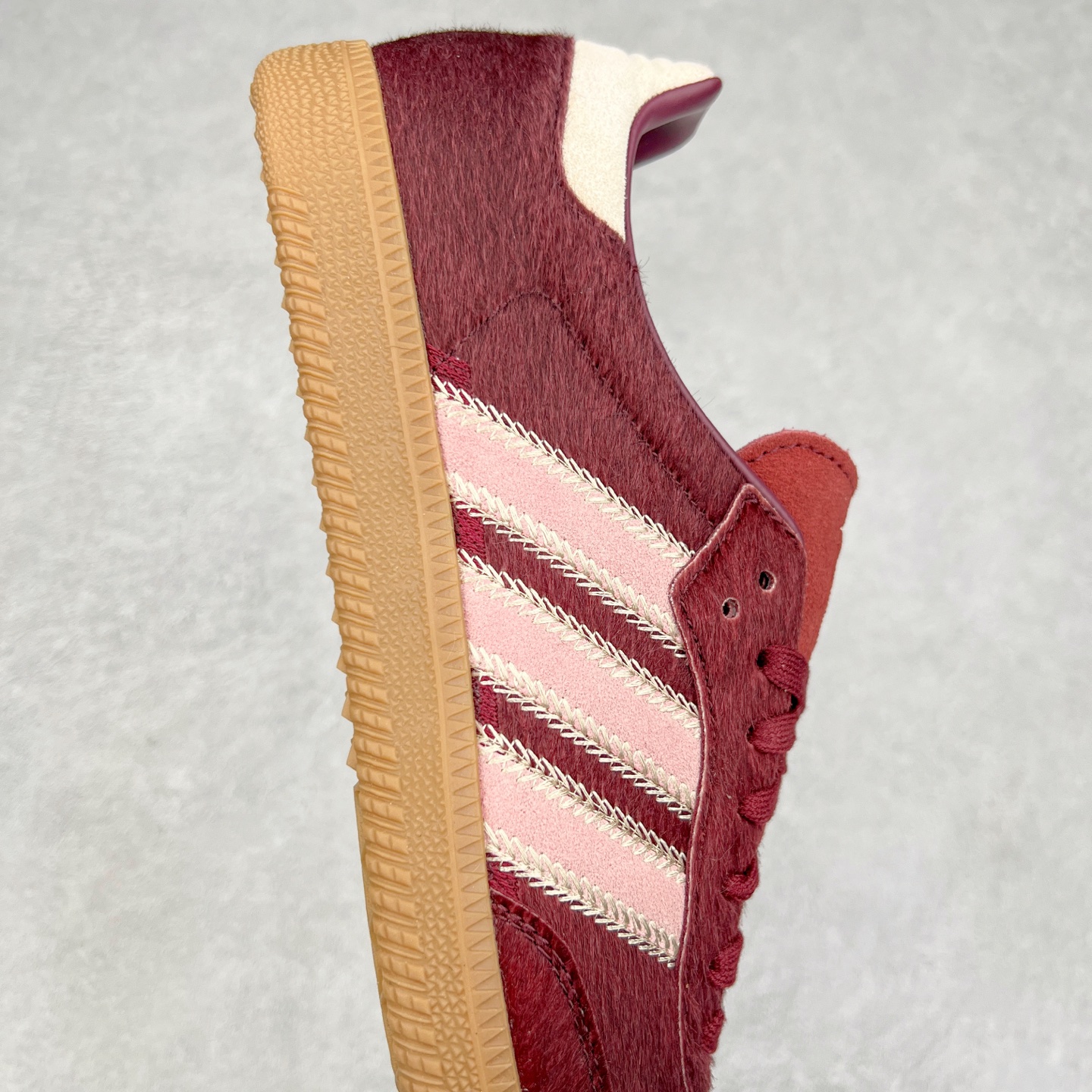 图片[6]-AD Original Samba OG 复古经典轻便板鞋 JP5330 这款桑巴鞋展示了高质量的工艺 带有装饰的超锁缝制和无缝的手感 柔软、柔软的皮革造型和标志性的3条纹完成了精致的外观 正规合身鞋带 鞋面上有绒面鞋垫 橡胶鞋底 享受正畸套筒软感 自50年代首次亮相以来就一直在赢得粉丝的青睐 尺码：36 36.5 37.5 38 38.5 39 40 40.5 41 42 42.5 43 44 44.5 45-选品中心