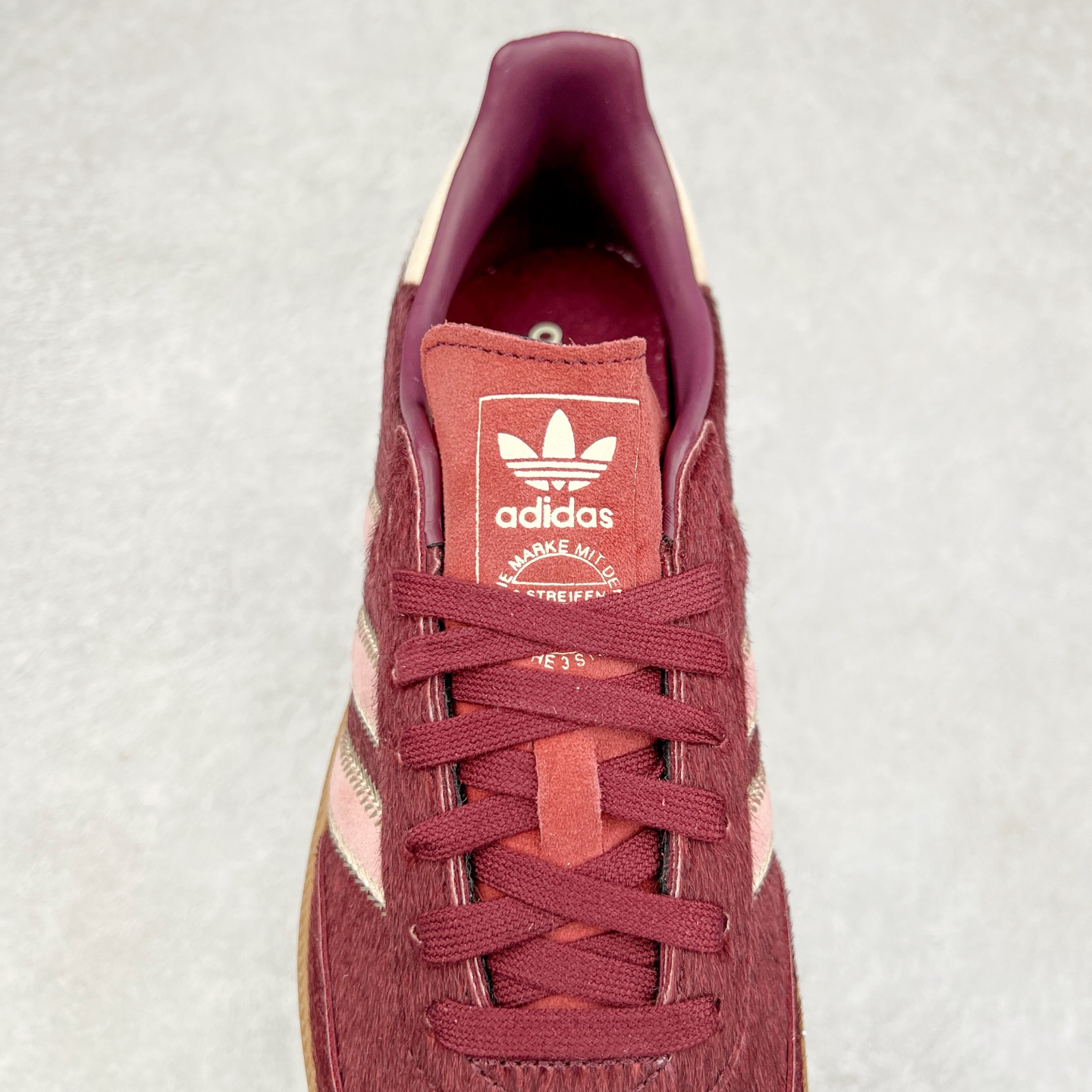 图片[5]-AD Original Samba OG 复古经典轻便板鞋 JP5330 这款桑巴鞋展示了高质量的工艺 带有装饰的超锁缝制和无缝的手感 柔软、柔软的皮革造型和标志性的3条纹完成了精致的外观 正规合身鞋带 鞋面上有绒面鞋垫 橡胶鞋底 享受正畸套筒软感 自50年代首次亮相以来就一直在赢得粉丝的青睐 尺码：36 36.5 37.5 38 38.5 39 40 40.5 41 42 42.5 43 44 44.5 45-选品中心