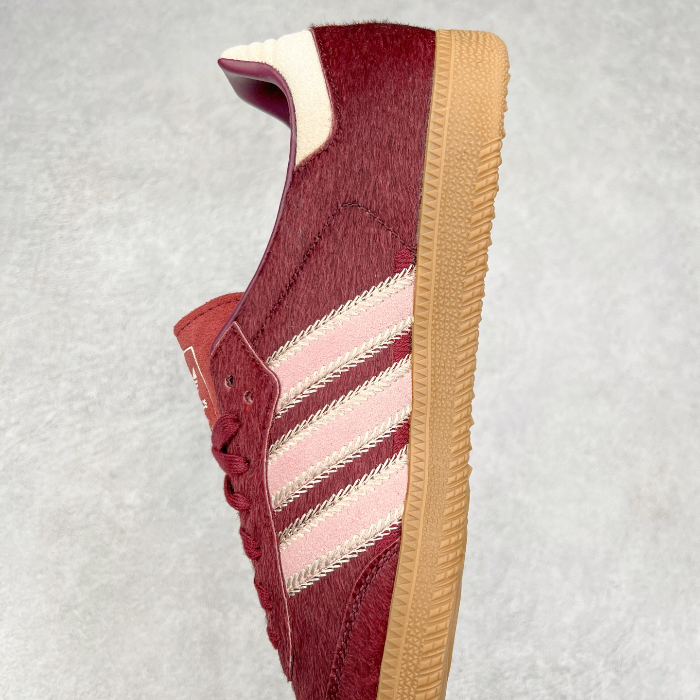 图片[7]-AD Original Samba OG 复古经典轻便板鞋 JP5330 这款桑巴鞋展示了高质量的工艺 带有装饰的超锁缝制和无缝的手感 柔软、柔软的皮革造型和标志性的3条纹完成了精致的外观 正规合身鞋带 鞋面上有绒面鞋垫 橡胶鞋底 享受正畸套筒软感 自50年代首次亮相以来就一直在赢得粉丝的青睐 尺码：36 36.5 37.5 38 38.5 39 40 40.5 41 42 42.5 43 44 44.5 45-选品中心