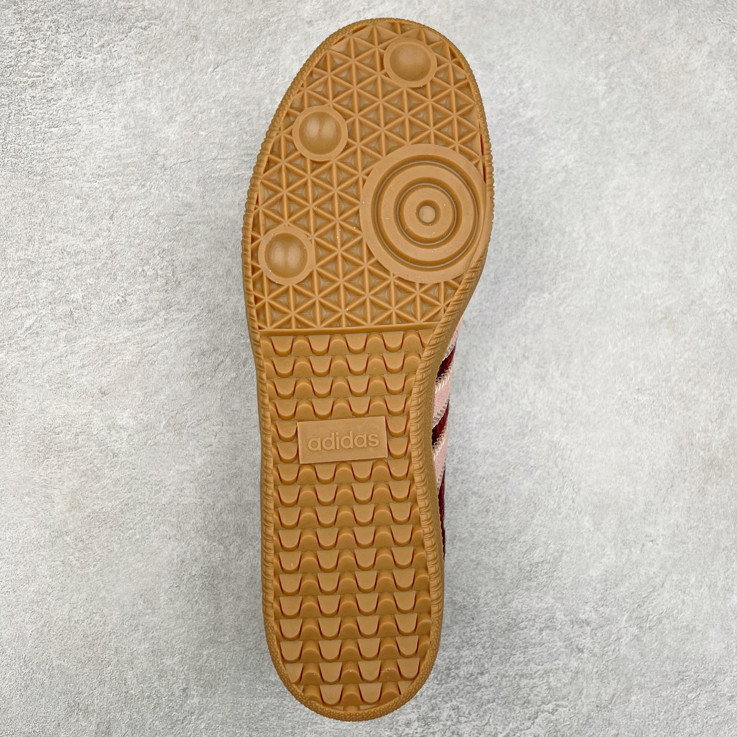 图片[9]-AD Original Samba OG 复古经典轻便板鞋 JP5330 这款桑巴鞋展示了高质量的工艺 带有装饰的超锁缝制和无缝的手感 柔软、柔软的皮革造型和标志性的3条纹完成了精致的外观 正规合身鞋带 鞋面上有绒面鞋垫 橡胶鞋底 享受正畸套筒软感 自50年代首次亮相以来就一直在赢得粉丝的青睐 尺码：36 36.5 37.5 38 38.5 39 40 40.5 41 42 42.5 43 44 44.5 45-选品中心