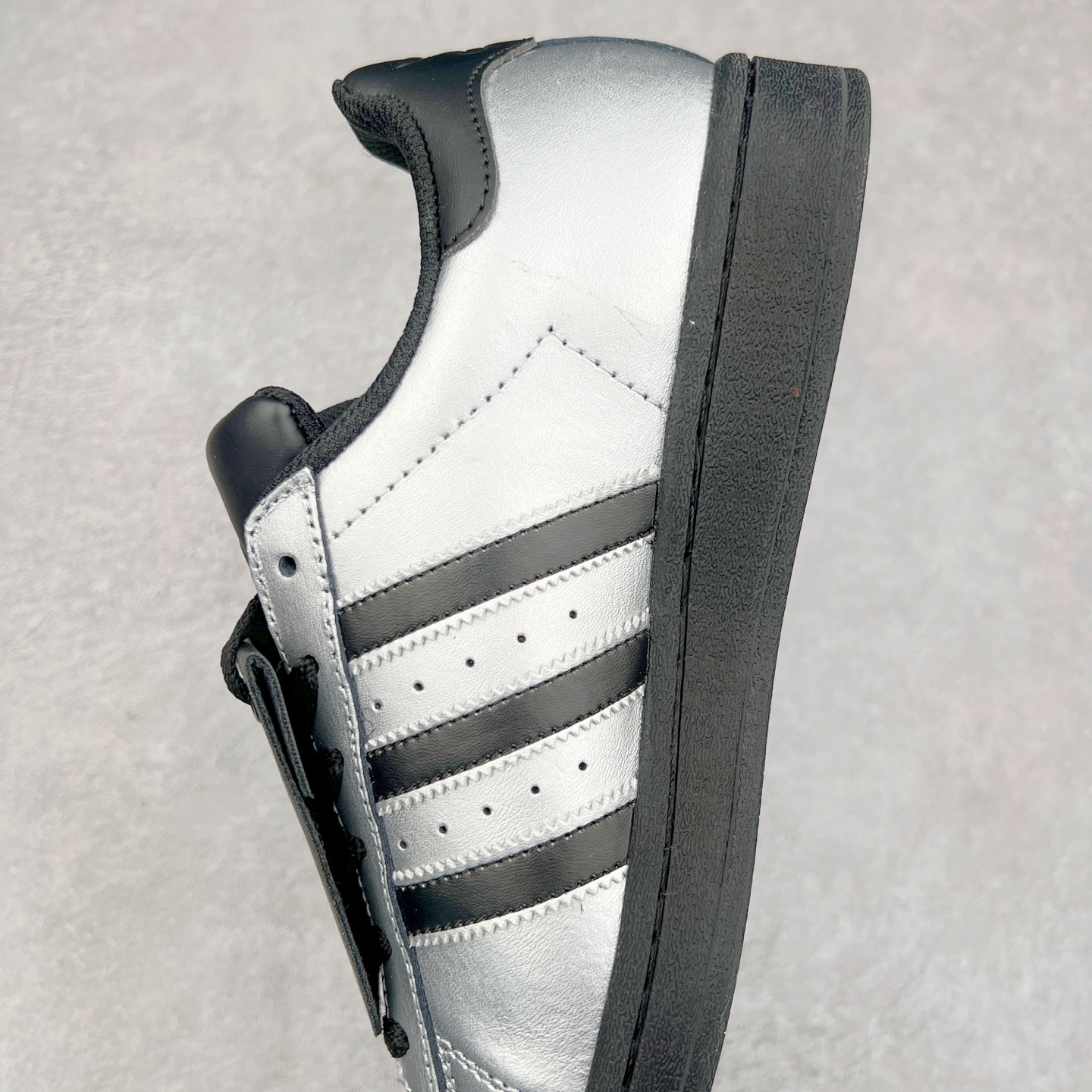 图片[7]-AD Originals Superstar 经典复古贝壳头板鞋 EG4959 诞生于1969年 是第一双将全皮面鞋 身与橡胶鞋头结合在一起的低帮篮球鞋 Superstar最开始 是作为高帮篮球鞋Pro Model的低帮版本而出现的 但因为其独特和醒目的橡胶鞋头造型而让大家熟知 被大家形象地称为\\\”shelltoe\\\”贝壳头 在70年代的美国职业篮球场上 接近3/4的NBA球员都将这双Superstar作为场上用鞋 80年代之后 经过不断的改良和发展 Superstar逐渐成为横跨时装、音乐、街头文化、休闲和运动等各大领域的时尚潮鞋 尺码：36 36.5 37 38 38.5 39 40 40.5 41 42 42.5 43 44 44.5 45-选品中心