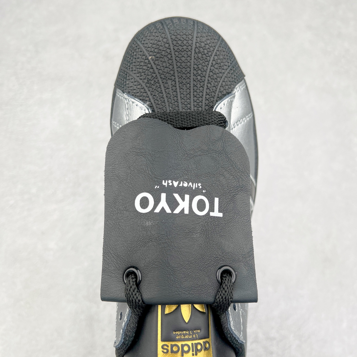 图片[4]-AD Originals Superstar 经典复古贝壳头板鞋 EG4959 诞生于1969年 是第一双将全皮面鞋 身与橡胶鞋头结合在一起的低帮篮球鞋 Superstar最开始 是作为高帮篮球鞋Pro Model的低帮版本而出现的 但因为其独特和醒目的橡胶鞋头造型而让大家熟知 被大家形象地称为\\\”shelltoe\\\”贝壳头 在70年代的美国职业篮球场上 接近3/4的NBA球员都将这双Superstar作为场上用鞋 80年代之后 经过不断的改良和发展 Superstar逐渐成为横跨时装、音乐、街头文化、休闲和运动等各大领域的时尚潮鞋 尺码：36 36.5 37 38 38.5 39 40 40.5 41 42 42.5 43 44 44.5 45-选品中心