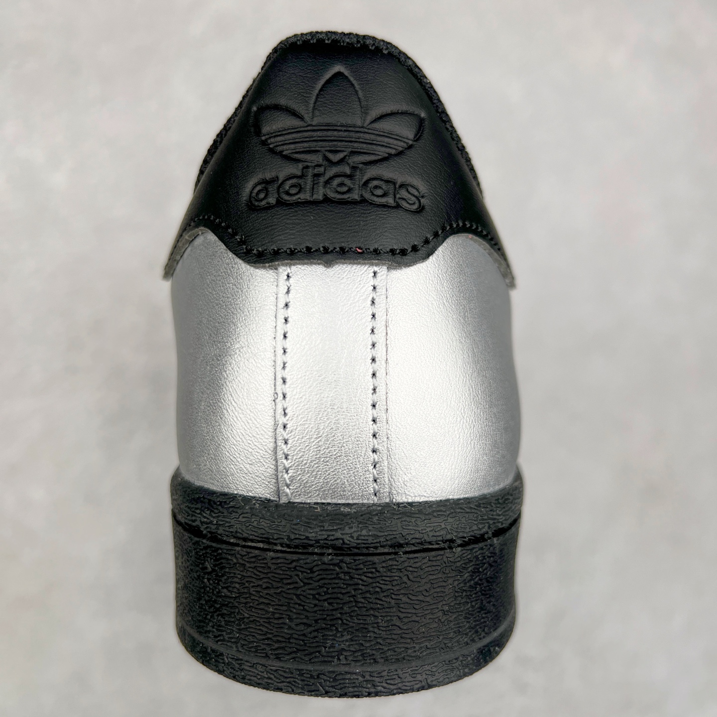 图片[8]-AD Originals Superstar 经典复古贝壳头板鞋 EG4959 诞生于1969年 是第一双将全皮面鞋 身与橡胶鞋头结合在一起的低帮篮球鞋 Superstar最开始 是作为高帮篮球鞋Pro Model的低帮版本而出现的 但因为其独特和醒目的橡胶鞋头造型而让大家熟知 被大家形象地称为\\\”shelltoe\\\”贝壳头 在70年代的美国职业篮球场上 接近3/4的NBA球员都将这双Superstar作为场上用鞋 80年代之后 经过不断的改良和发展 Superstar逐渐成为横跨时装、音乐、街头文化、休闲和运动等各大领域的时尚潮鞋 尺码：36 36.5 37 38 38.5 39 40 40.5 41 42 42.5 43 44 44.5 45-选品中心