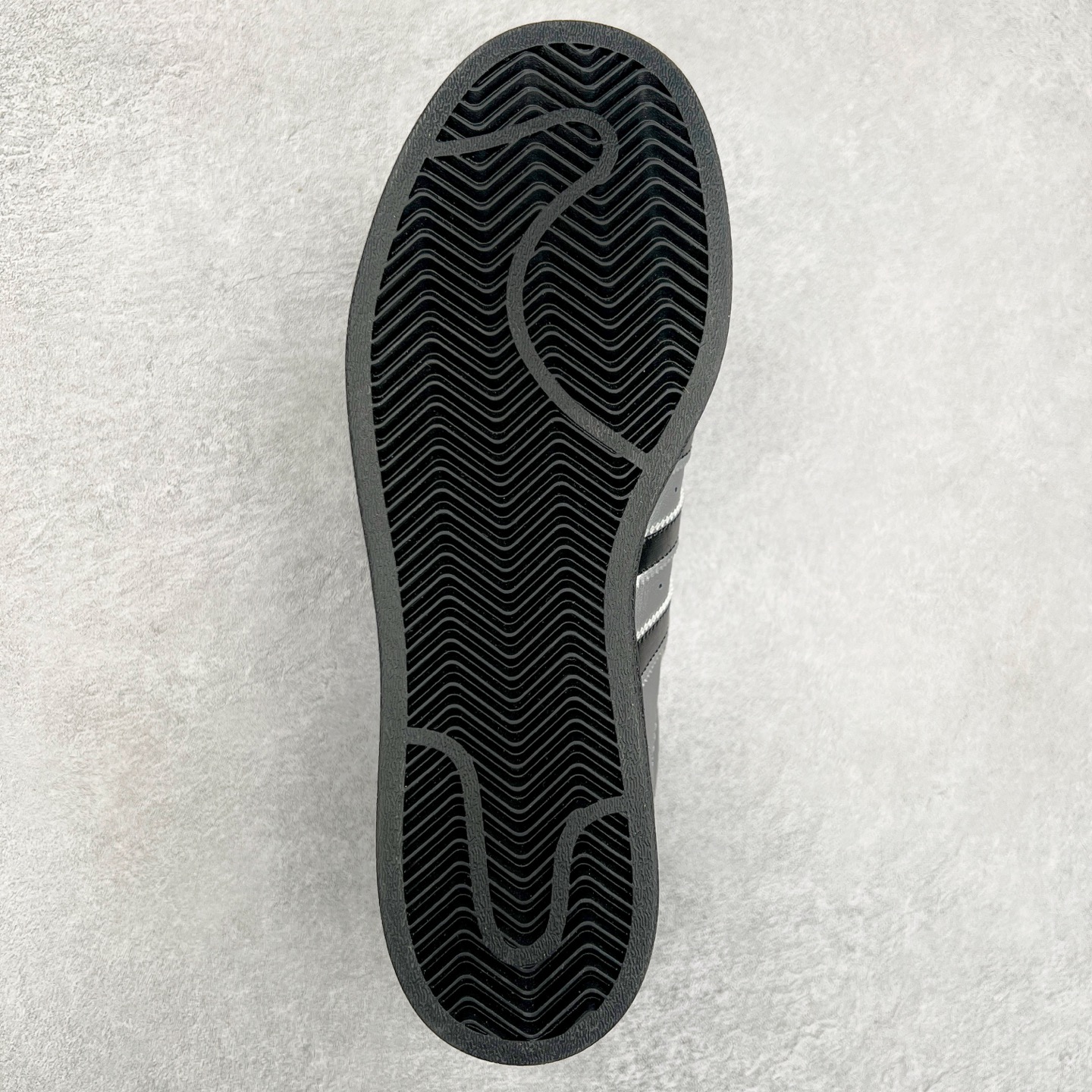 图片[9]-AD Originals Superstar 经典复古贝壳头板鞋 EG4959 诞生于1969年 是第一双将全皮面鞋 身与橡胶鞋头结合在一起的低帮篮球鞋 Superstar最开始 是作为高帮篮球鞋Pro Model的低帮版本而出现的 但因为其独特和醒目的橡胶鞋头造型而让大家熟知 被大家形象地称为\\\”shelltoe\\\”贝壳头 在70年代的美国职业篮球场上 接近3/4的NBA球员都将这双Superstar作为场上用鞋 80年代之后 经过不断的改良和发展 Superstar逐渐成为横跨时装、音乐、街头文化、休闲和运动等各大领域的时尚潮鞋 尺码：36 36.5 37 38 38.5 39 40 40.5 41 42 42.5 43 44 44.5 45-选品中心