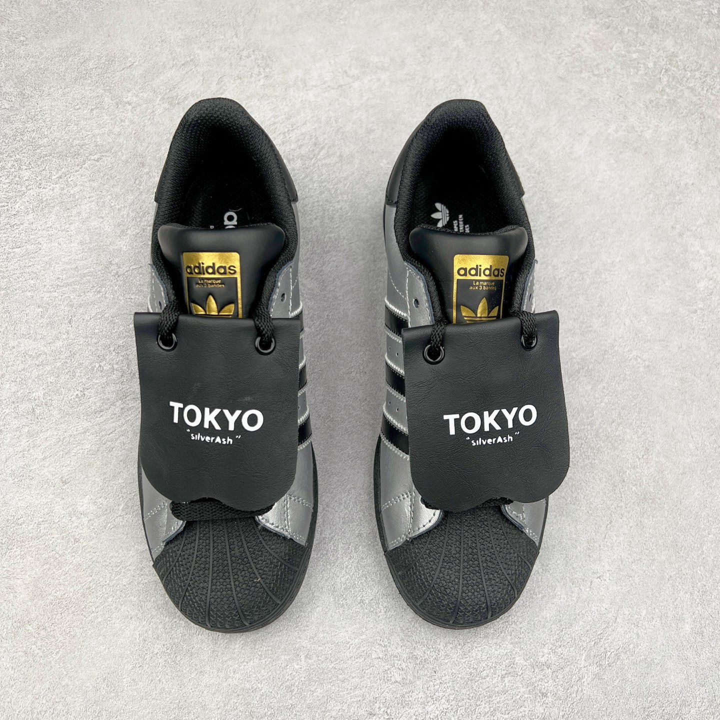 图片[2]-AD Originals Superstar 经典复古贝壳头板鞋 EG4959 诞生于1969年 是第一双将全皮面鞋 身与橡胶鞋头结合在一起的低帮篮球鞋 Superstar最开始 是作为高帮篮球鞋Pro Model的低帮版本而出现的 但因为其独特和醒目的橡胶鞋头造型而让大家熟知 被大家形象地称为\\\”shelltoe\\\”贝壳头 在70年代的美国职业篮球场上 接近3/4的NBA球员都将这双Superstar作为场上用鞋 80年代之后 经过不断的改良和发展 Superstar逐渐成为横跨时装、音乐、街头文化、休闲和运动等各大领域的时尚潮鞋 尺码：36 36.5 37 38 38.5 39 40 40.5 41 42 42.5 43 44 44.5 45-选品中心