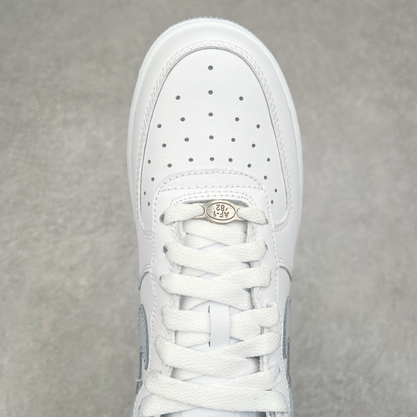 图片[4]-＃特价福利 NK Air Force 1´07 Low 空军一号百搭休闲运动板鞋 DIY得物定制配色 柔软、弹性十足的缓震性能和出色的中底设计 横跨复古与现代的外型结合 造就出风靡全球三十多年的Force 1 直到今天还深受青睐 尺码：35.5 36 36.5 37.5 38 38.5 39 40 40.5 41 42 42.5 43 44 44.5 45-选品中心