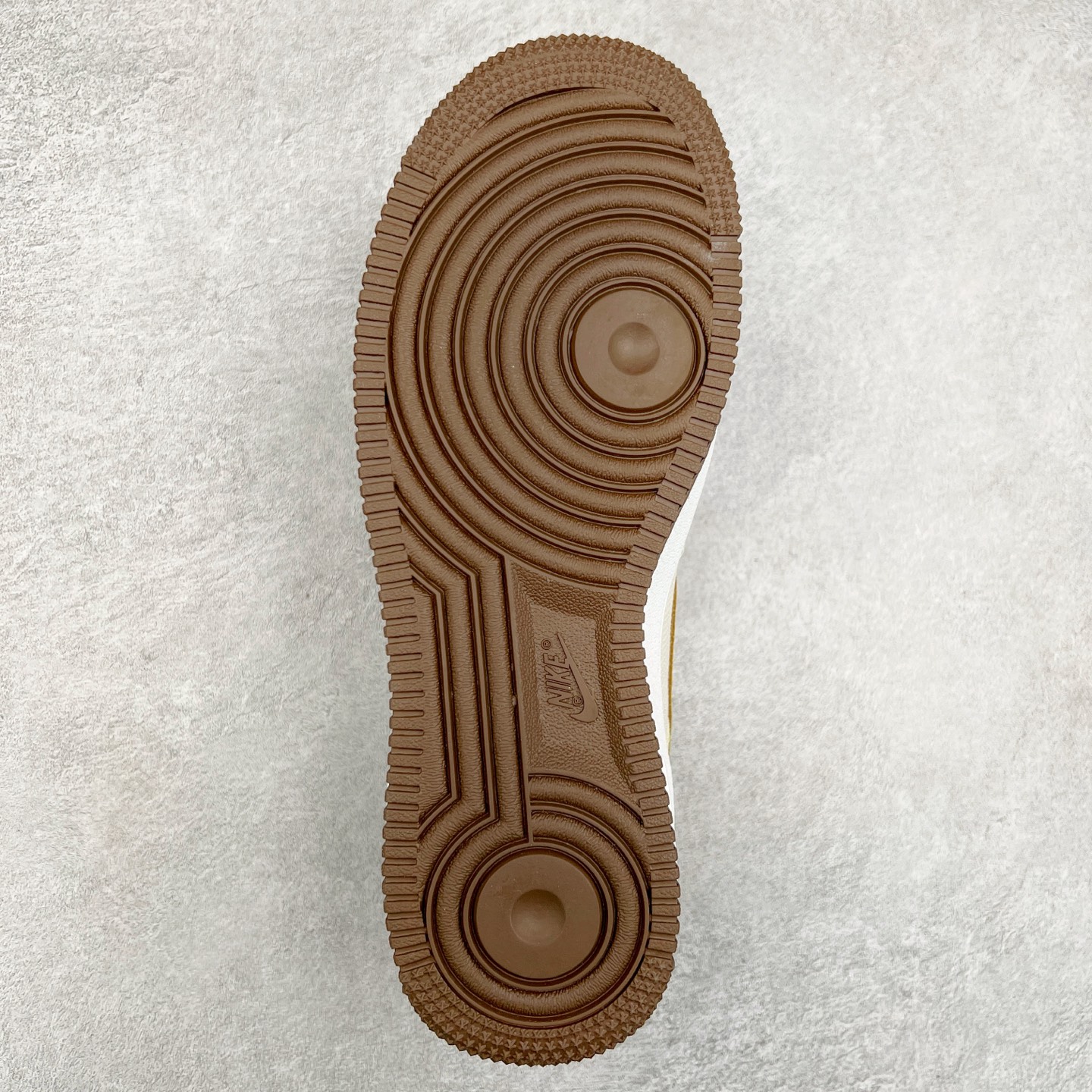 图片[9]-＃特价福利 NK Air Force 1´07 Low 空军一号百搭休闲运动板鞋 DIY得物定制配色 柔软、弹性十足的缓震性能和出色的中底设计 横跨复古与现代的外型结合 造就出风靡全球三十多年的Force 1 直到今天还深受青睐 尺码：35.5 36 36.5 37.5 38 38.5 39 40 40.5 41 42 42.5 43 44 44.5 45-选品中心