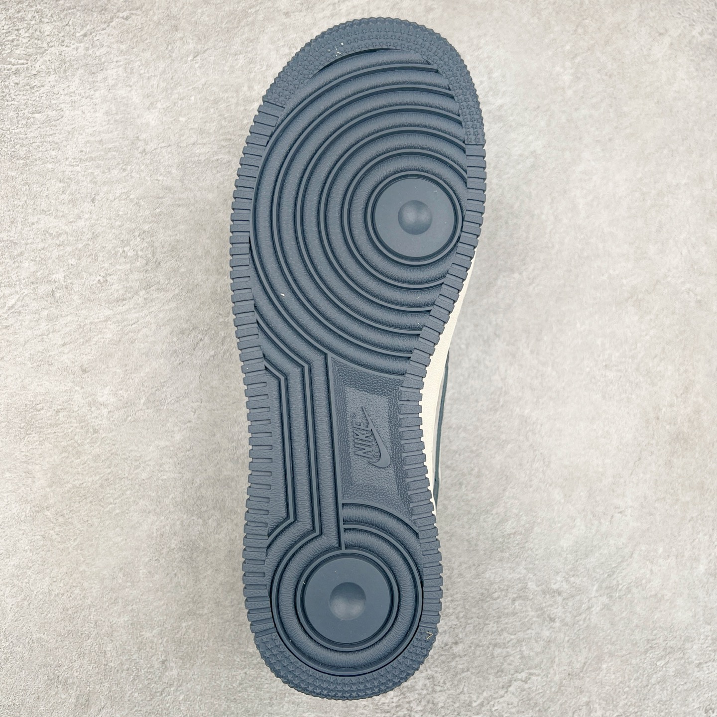 图片[9]-NK Air Force 1´07 Low 空军一号低帮百搭休闲运动板鞋 DM6688-051 柔软、弹性十足的缓震性能和出色的中底设计 横跨复古与现代的外型结合 造就出风靡全球 三十多年的Force 1 直到今天还深受青睐 尺码：36 36.5 37.5 38 38.5 39 40 40.5 41 42 42.5 43 44 44.5 45-选品中心