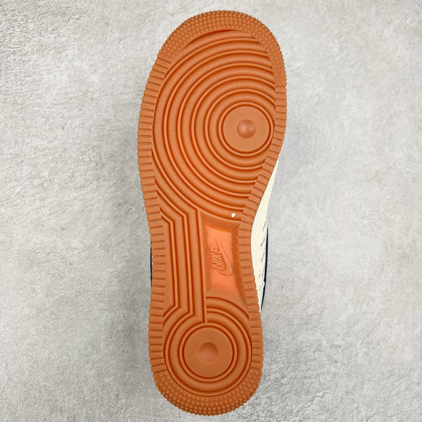 图片[9]-NK Air Force 1´07 Low 空军一号低帮百搭休闲运动板鞋 XS1958-501 柔软、弹性十足的缓震性能和出色的中底设计 横跨复古与现代的外型结合 造就出风靡全球 三十多年的Force 1 直到今天还深受青睐 尺码：36 36.5 37.5 38 38.5 39 40 40.5 41 42 42.5 43 44 44.5 45-选品中心