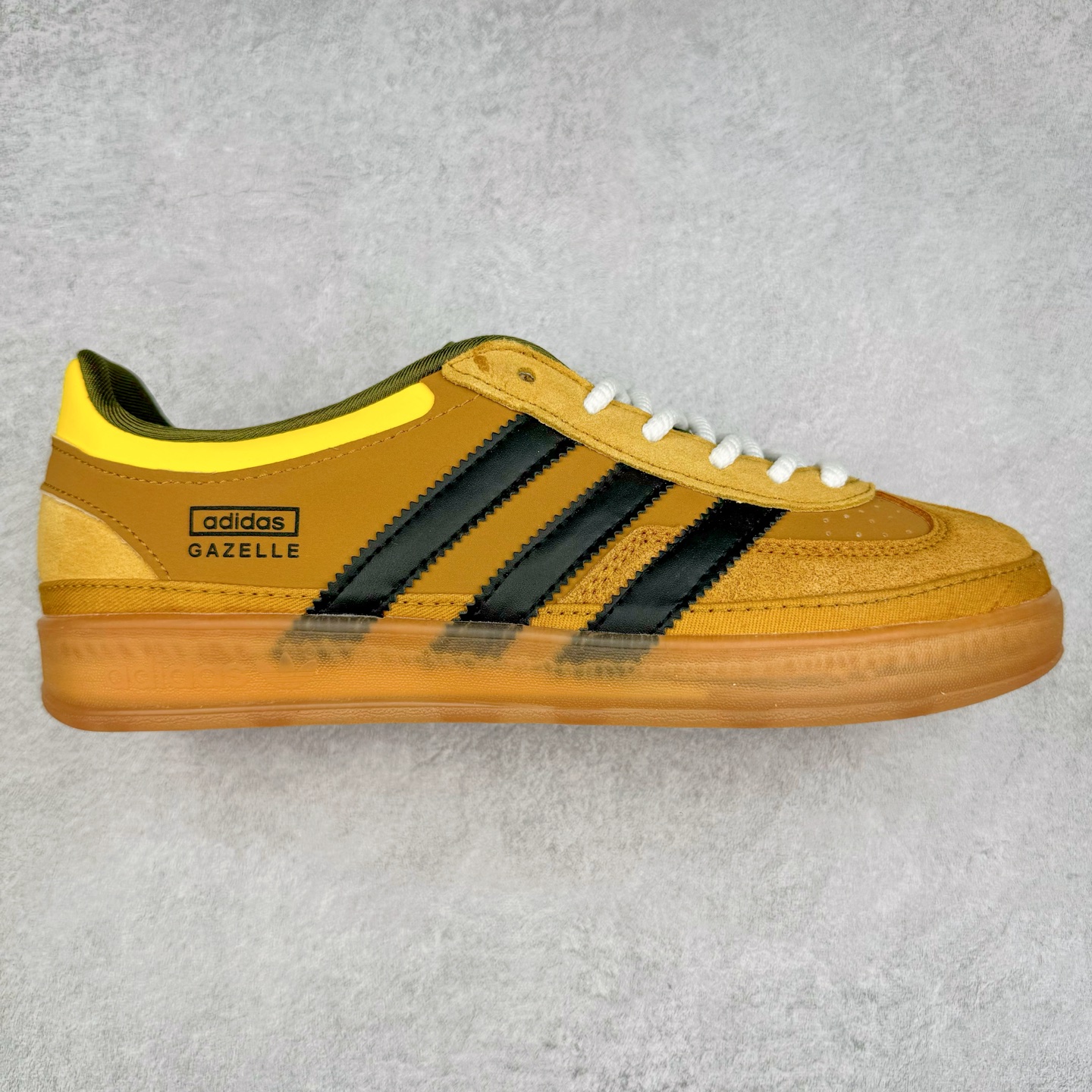 坏痞兔Bad Bunny x AD Gazelle Indoor Trainers 联名羚羊内训系列低帮复古百搭休闲运动德训风板鞋 IF8716 Bad Bunny本人在杂志拍摄时率先上脚带一波节奏，emm，手上拿的杂志封面还是Kylie，看来前女友和布克重新约会，这位哥也还是没放下啊…回到鞋款本身，整体选择了简约的黑白皮革搭配浅灰色长绒麂皮材质，最后以半透明生胶大底收尾，质感在线。不同于以往联名的调色盘操作，Bad Bunny对Gazelle indoor进行了加宽加厚处理，以及鞋头变形的设计，带来全新的歪头面包鞋型Gazelle。此外，鞋款标签直接呈现在后跟处，鞋侧adidas标识下方还加入了\\\”benito\\\”字样，辨识度拉满。尺码：35 36 36⅔ 37⅓ 38 38⅔ 39⅓ 40 40⅔ 41⅓ 42 42⅔ 43⅓ 44 44⅔ 45-选品中心