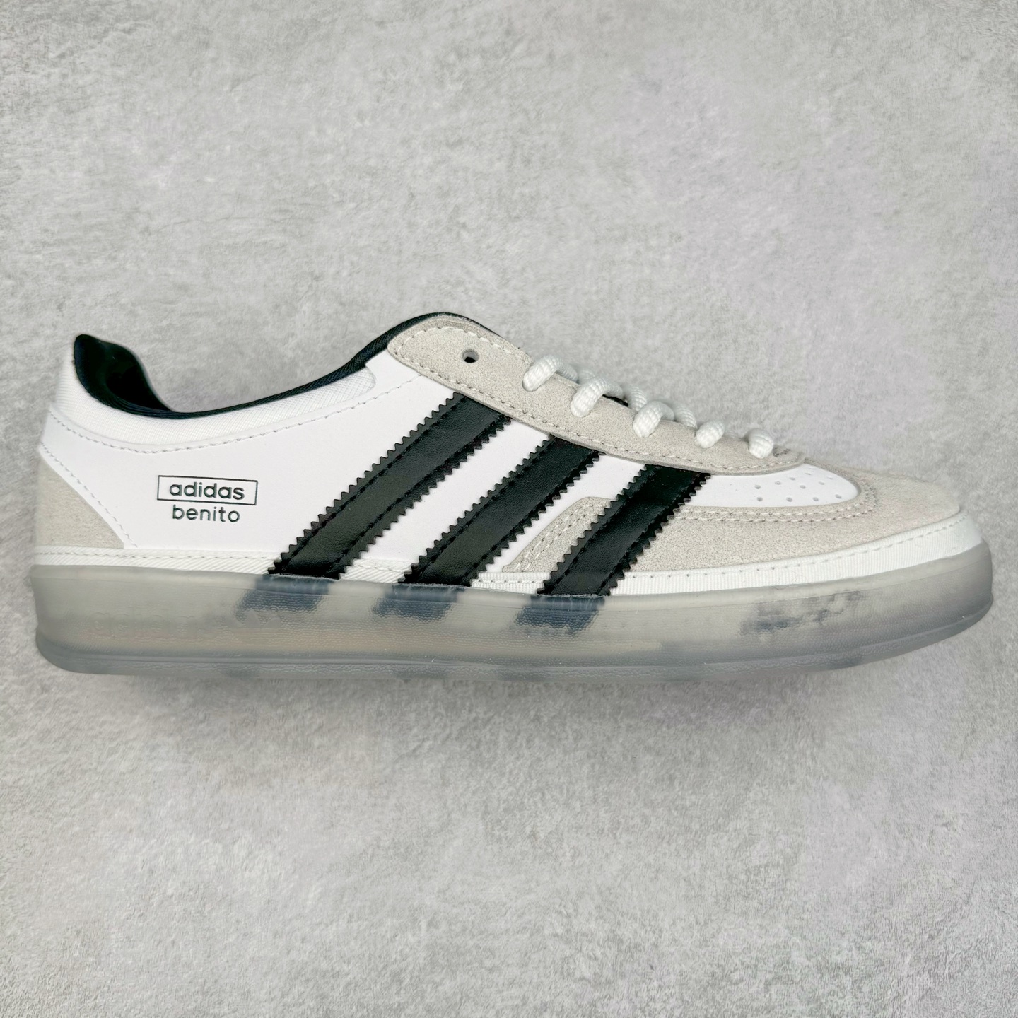 坏痞兔Bad Bunny x AD Gazelle Indoor Trainers 联名羚羊内训系列低帮复古百搭休闲运动德训风板鞋 IF9730 Bad Bunny本人在杂志拍摄时率先上脚带一波节奏，emm，手上拿的杂志封面还是Kylie，看来前女友和布克重新约会，这位哥也还是没放下啊…回到鞋款本身，整体选择了简约的黑白皮革搭配浅灰色长绒麂皮材质，最后以半透明生胶大底收尾，质感在线。不同于以往联名的调色盘操作，Bad Bunny对Gazelle indoor进行了加宽加厚处理，以及鞋头变形的设计，带来全新的歪头面包鞋型Gazelle。此外，鞋款标签直接呈现在后跟处，鞋侧adidas标识下方还加入了\\\”benito\\\”字样，辨识度拉满。尺码：35 36 36⅔ 37⅓ 38 38⅔ 39⅓ 40 40⅔ 41⅓ 42 42⅔ 43⅓ 44 44⅔ 45-选品中心