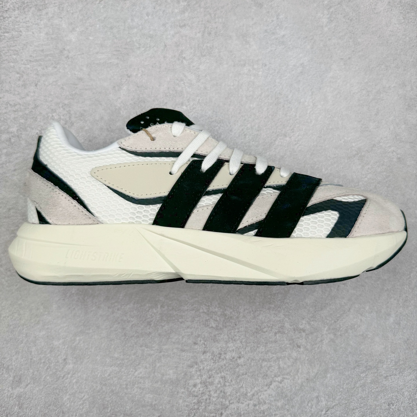 AD LIGHTBLAZE 流光舒适防滑耐磨低帮跑步鞋 JH6944 前卫的专业跑鞋风格造型,LIGHTBLAZE延续了竞速美学的流线轮廓,保留住了与 AdizeroAdios Pro Evo 1相类似厚底理念和「宽三道杠」的视觉元素。尺码:36 36.5 37.5 38 38.5 39 40 40.5 41 42 42.5 43 44 44.5 45-选品中心