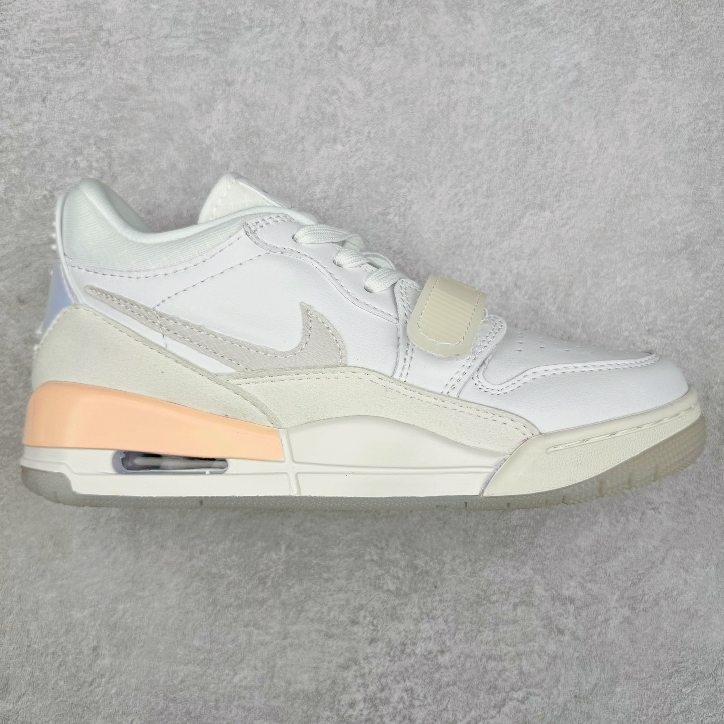 Air Jordan Legacy AJ312 低帮 HF3182-100 鞋身采用了皮革材质打造 横跨鞋面的魔术贴十分吸睛 侧面的Swoosh Logo的一部分被鞋面遮挡了一部分 颇具玩味 魔术贴上标有NK标识 而鞋舌上是Jordan的经典飞翼Logo 后跟和鞋底均采用了Air Jordan 3 的设计 后跟上同样也使用了经典的爆裂纹图案 尺码：36 36.5 37.5 38 38.5 39 40 40.5 41 42 42.5 43 44 44.5 45 46 47.5-选品中心