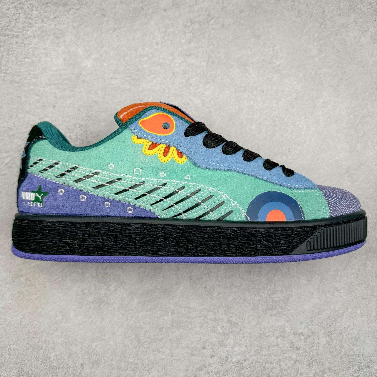 PUMA SUEDE XL 彪马新款面包鞋男女同款复古休闲板鞋 赠送一双鞋带 鞋身通体采用细腻的麂皮材质 厚实柔软 质感出众 鞋侧保留PUMA标志性跑道图案 侧面与后跟点缀金属色PUMA LOGO 兼具辨识度与细节感 加厚鞋垫、饱满鞋舌 搭配加宽扁形鞋带 使得穿着感更加贴合与舒适 值得一提的是 本季SUEDE XL鞋款以黑色、红色及蓝色最为瞩目 经典黑的配色 在低调之余可轻松驾驭任何潮流风格造型 而高饱和度的配色 则是当之无愧的早春出街利器。货号： 395205 尺码：36 37 37.5 38 38.5 39 40 40.5 41 42 42.5 43 44 45-选品中心