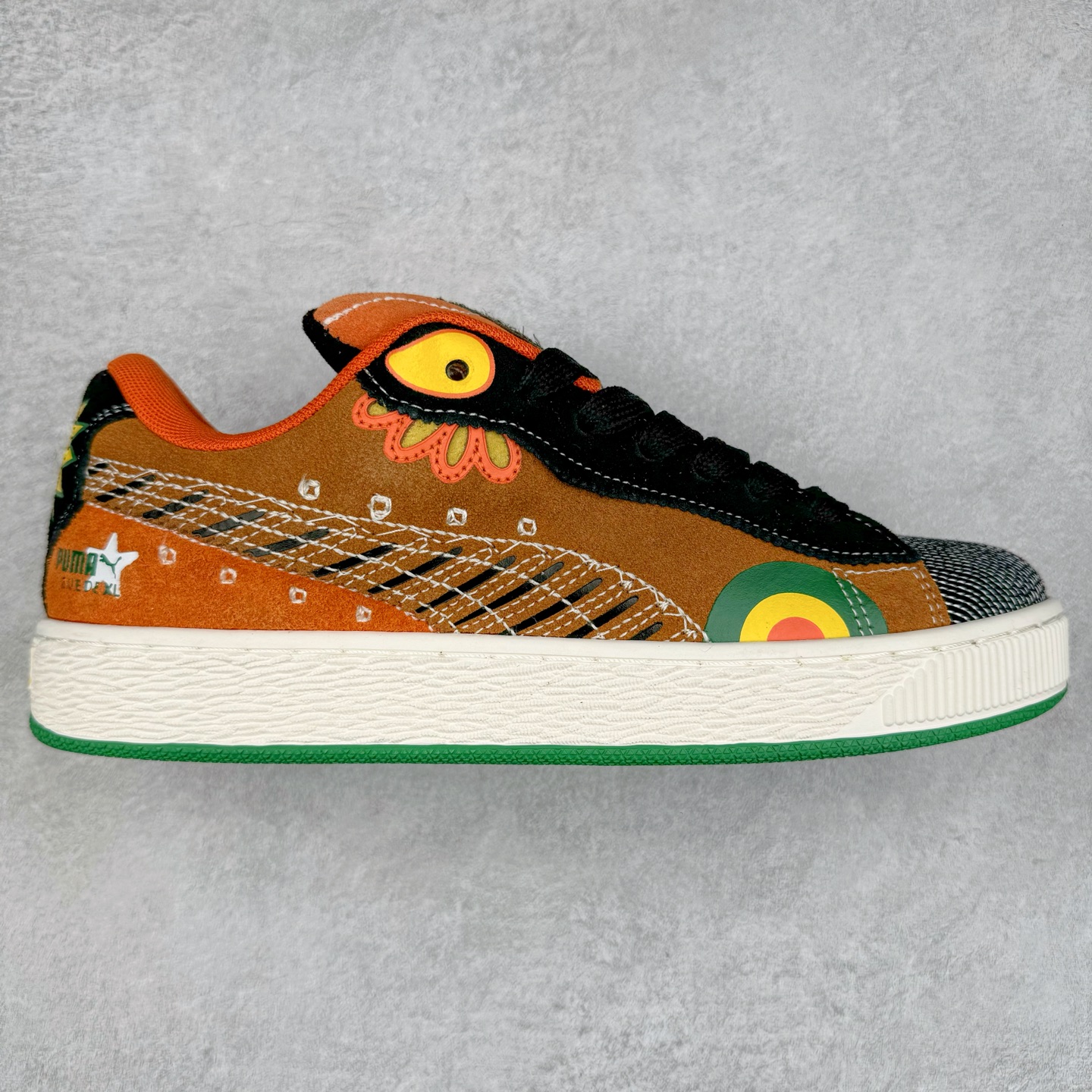 PUMA SUEDE XL 彪马新款面包鞋男女同款复古休闲板鞋 赠送一双鞋带 鞋身通体采用细腻的麂皮材质 厚实柔软 质感出众 鞋侧保留PUMA标志性跑道图案 侧面与后跟点缀金属色PUMA LOGO 兼具辨识度与细节感 加厚鞋垫、饱满鞋舌 搭配加宽扁形鞋带 使得穿着感更加贴合与舒适 值得一提的是 本季SUEDE XL鞋款以黑色、红色及蓝色最为瞩目 经典黑的配色 在低调之余可轻松驾驭任何潮流风格造型 而高饱和度的配色 则是当之无愧的早春出街利器。货号： 395205 尺码：36 37 37.5 38 38.5 39 40 40.5 41 42 42.5 43 44 45-选品中心