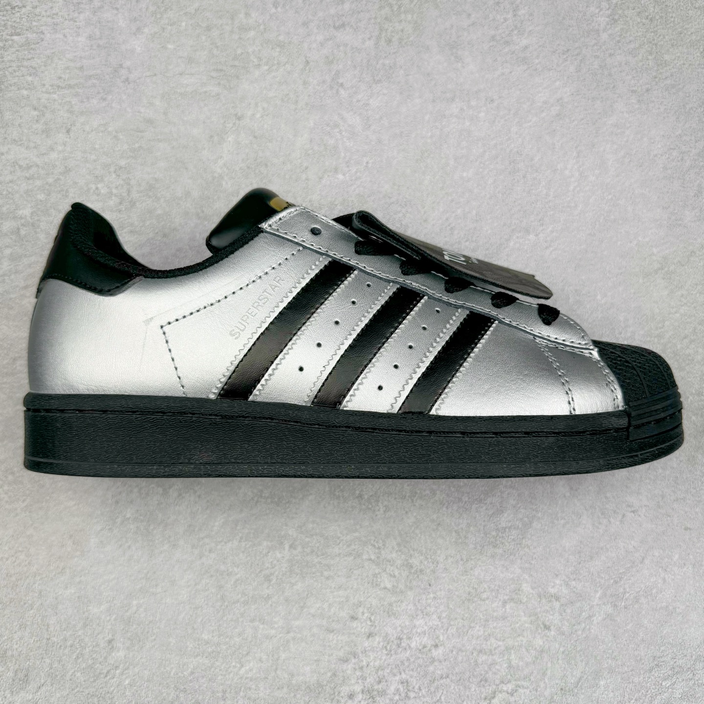 AD Originals Superstar 经典复古贝壳头板鞋 EG4959 诞生于1969年 是第一双将全皮面鞋 身与橡胶鞋头结合在一起的低帮篮球鞋 Superstar最开始 是作为高帮篮球鞋Pro Model的低帮版本而出现的 但因为其独特和醒目的橡胶鞋头造型而让大家熟知 被大家形象地称为\\\”shelltoe\\\”贝壳头 在70年代的美国职业篮球场上 接近3/4的NBA球员都将这双Superstar作为场上用鞋 80年代之后 经过不断的改良和发展 Superstar逐渐成为横跨时装、音乐、街头文化、休闲和运动等各大领域的时尚潮鞋 尺码：36 36.5 37 38 38.5 39 40 40.5 41 42 42.5 43 44 44.5 45-选品中心