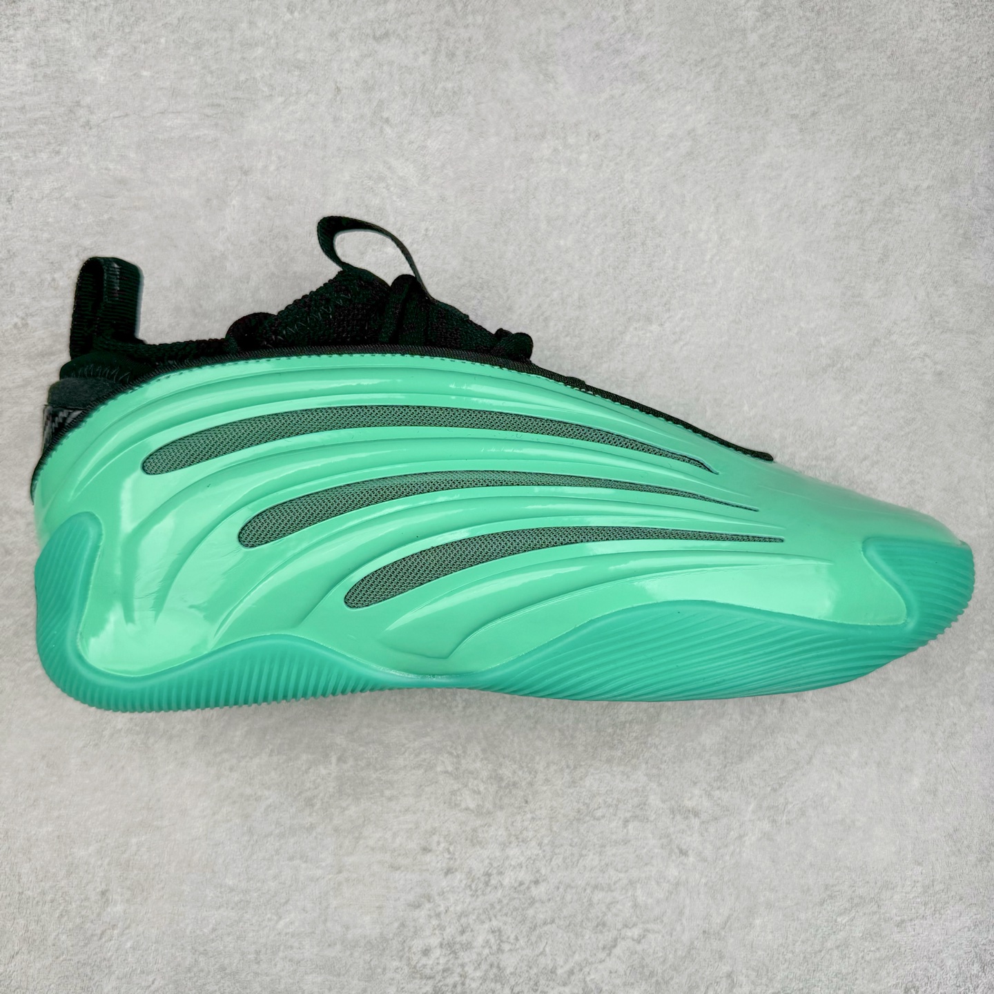 AD Harden Vol. 9 哈登九代签名篮球鞋 JH6491 以来极具未来感与复古风格的简洁设计语言，贯彻了 James Harden 本人在球场内外秉持的「Under No One」的态度与个性。鞋形轮廓采用了流线型设计，且没有多余的线条或元素，营造出一种极具速度感的视觉印象；鞋侧的三条纹在这次则是以野兽抓痕般的形态呈现，进一步强化了鞋款的战斗氛围的同时，更带来强烈的科幻感与战斗氛围。鞋身两侧的三条纹，不仅传达蕴含战斗气息的视觉美感，亦巧妙融入透气板设计提升穿着体验，在激烈赛况中兼顾轻质舒适与时尚气息；在中底部分则采用全掌 Lightboost 科技结合 Y 型抗扭片，为赛场提供轻量化的脚感与卓越的缓震回弹支持；大底分区纹路与外底上翻设计进一步强化抓地力，无论是在变向、突破还是起跳时都能够提供稳固的支撑，满足复杂赛场需求。除了将实战性能与时尚元素融合，Harden Vol 9 亦帮助提升球员的赛场表现的同时，也在场外传递 James Harden 不断进化，不断提升自我的无畏风格。尺码：41 42 42.5 43 44 44.5 45 46-选品中心