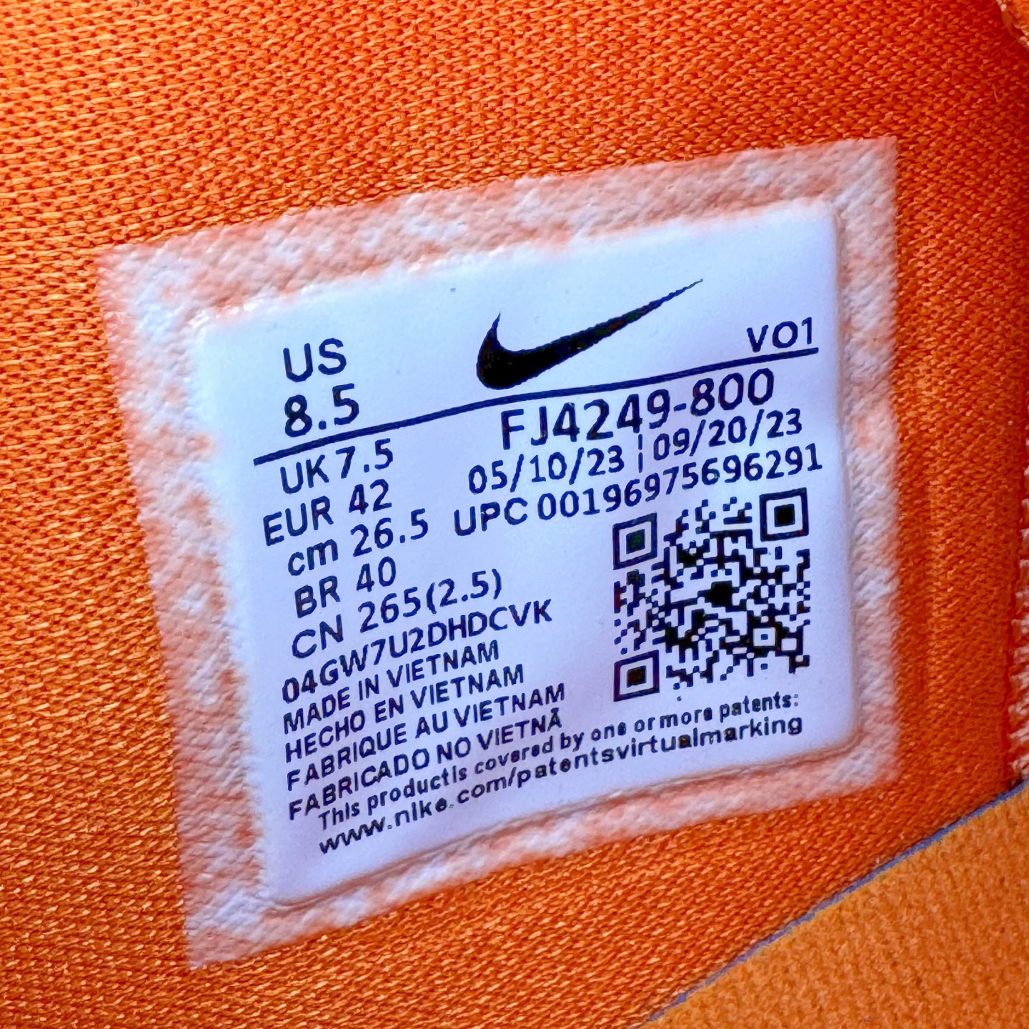 图片[13]-＃灭世/Max NK Book 1 Devin Booker 德文·布克一代男子实战篮球鞋 橙色 FJ4249-800 灭世纯原革新出货‼️缓震配置独家革新！实战属性直接拉满👊🏻实战 天花板上限再度提升！实战亲测-性能体验吊打国产同价位鞋款（为满足海外市场 布克一代最大尺码为47.5） ⚫️增配前掌鹅蛋ZOOM ➕抗扭片➕后掌马蹄ZOOM气垫（正品仅配置后掌zoom气垫） ⚫️采用科比4代鞋楦以及龙骨数据打造！小科4实至名归！（完美解决正品压脚趾问题） ⚫️鞋身➕鞋头增配高频补强层，提升鞋头以及脚踝支撑性 ⚫️鞋垫采用科比4代元年高弹缓震垫材质-磨合一场直接贴合脚型☑️ ⚫️外底加厚2mm，wow10止滑配方，无需磨合，抓地性能原地起飞 最强布克一代有且只在灭世纯原（支持市场任意货品正面PK） 真材实料，肉眼可见！革新升级绝非空穴来风！灭世纯原内外兼修，用态度诠释实战新篇章👊🏻 Book 1 尺码 39-47.5-选品中心