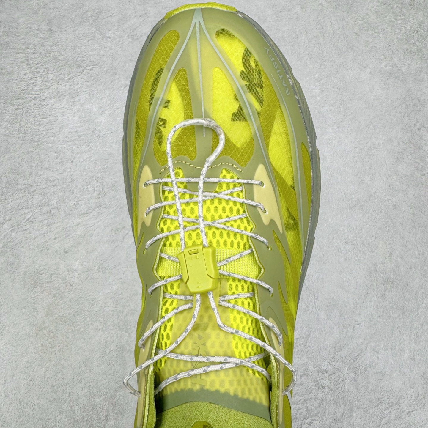 图片[4]-＃特价福利 Satisfy x HOKA ONE ONE 百搭简约防滑耐磨低帮跑步鞋 联名配色 球鞋继承了HOKA的经典越野鞋型MAFATE SPEED 4的设计，更在此基础上进行了创新和提升，使得它既适合户外越野跑，又充满了时尚潮流的元素。它的半透明鞋面设计，不仅让鞋身看起来更加轻便，而且提供了良好的透气性。而保护性的防撕裂尼龙面料，则确保了在复杂地形中的耐用性。这样的设计，让人在享受奔跑的同时，也能感受到鞋底带来的舒适。双层ProFly™中底的使用，是这款鞋的另一个亮点。这种中底材质，提供了卓越的缓震性能，无论是在崎岖的山路上，还是在平坦的道路上，都能给跑者带来稳定的支撑。而VIBRAM MEGAGRIP®及LITEBASE®大底的搭载，更是让这款鞋在保持高抓地力的同时，减轻了鞋底的重量，使得每一步跑动都轻盈如飞。尺码：36 36.5 37.5 38 38.5 39 40 40.5 41 42 42.5 43 44 45-选品中心