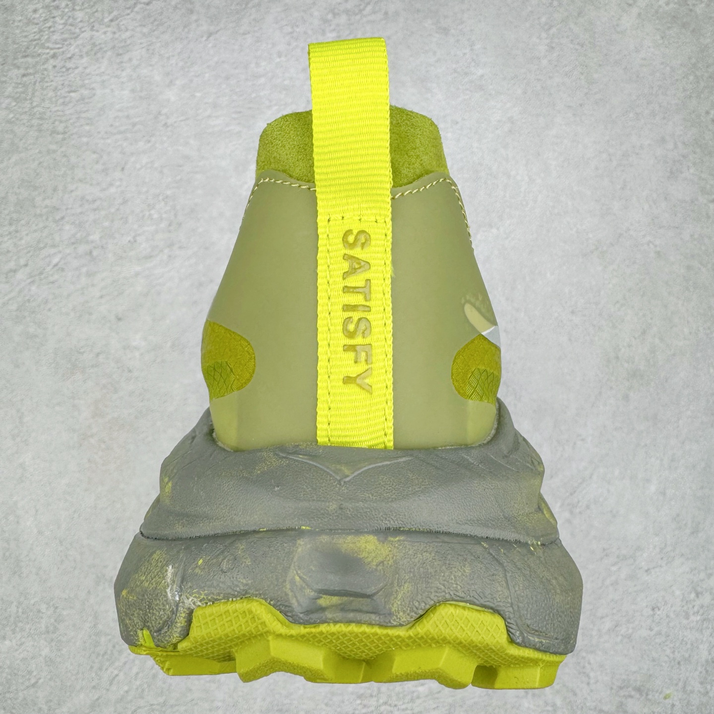 图片[8]-＃特价福利 Satisfy x HOKA ONE ONE 百搭简约防滑耐磨低帮跑步鞋 联名配色 球鞋继承了HOKA的经典越野鞋型MAFATE SPEED 4的设计，更在此基础上进行了创新和提升，使得它既适合户外越野跑，又充满了时尚潮流的元素。它的半透明鞋面设计，不仅让鞋身看起来更加轻便，而且提供了良好的透气性。而保护性的防撕裂尼龙面料，则确保了在复杂地形中的耐用性。这样的设计，让人在享受奔跑的同时，也能感受到鞋底带来的舒适。双层ProFly™中底的使用，是这款鞋的另一个亮点。这种中底材质，提供了卓越的缓震性能，无论是在崎岖的山路上，还是在平坦的道路上，都能给跑者带来稳定的支撑。而VIBRAM MEGAGRIP®及LITEBASE®大底的搭载，更是让这款鞋在保持高抓地力的同时，减轻了鞋底的重量，使得每一步跑动都轻盈如飞。尺码：36 36.5 37.5 38 38.5 39 40 40.5 41 42 42.5 43 44 45-选品中心