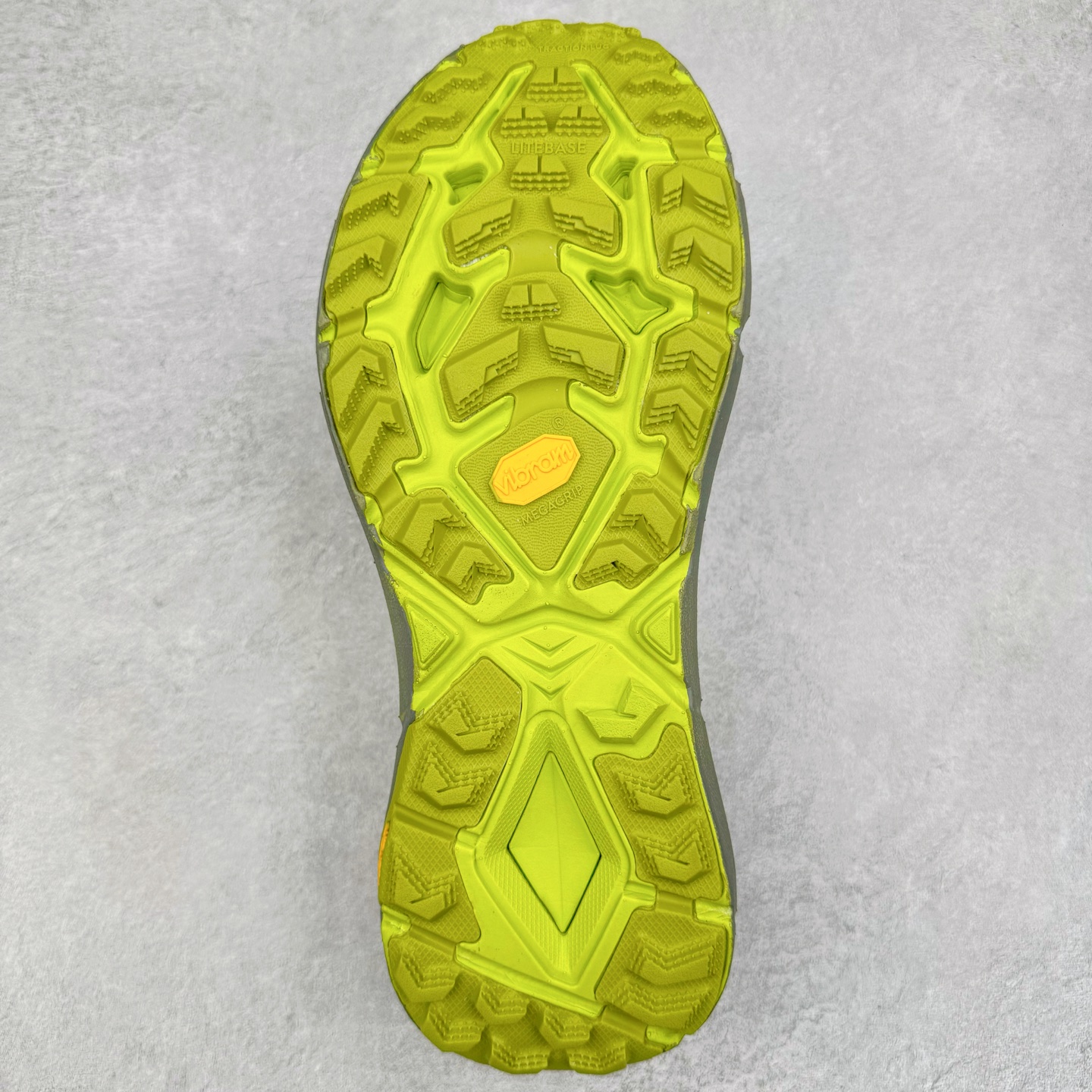 图片[9]-＃特价福利 Satisfy x HOKA ONE ONE 百搭简约防滑耐磨低帮跑步鞋 联名配色 球鞋继承了HOKA的经典越野鞋型MAFATE SPEED 4的设计，更在此基础上进行了创新和提升，使得它既适合户外越野跑，又充满了时尚潮流的元素。它的半透明鞋面设计，不仅让鞋身看起来更加轻便，而且提供了良好的透气性。而保护性的防撕裂尼龙面料，则确保了在复杂地形中的耐用性。这样的设计，让人在享受奔跑的同时，也能感受到鞋底带来的舒适。双层ProFly™中底的使用，是这款鞋的另一个亮点。这种中底材质，提供了卓越的缓震性能，无论是在崎岖的山路上，还是在平坦的道路上，都能给跑者带来稳定的支撑。而VIBRAM MEGAGRIP®及LITEBASE®大底的搭载，更是让这款鞋在保持高抓地力的同时，减轻了鞋底的重量，使得每一步跑动都轻盈如飞。尺码：36 36.5 37.5 38 38.5 39 40 40.5 41 42 42.5 43 44 45-选品中心