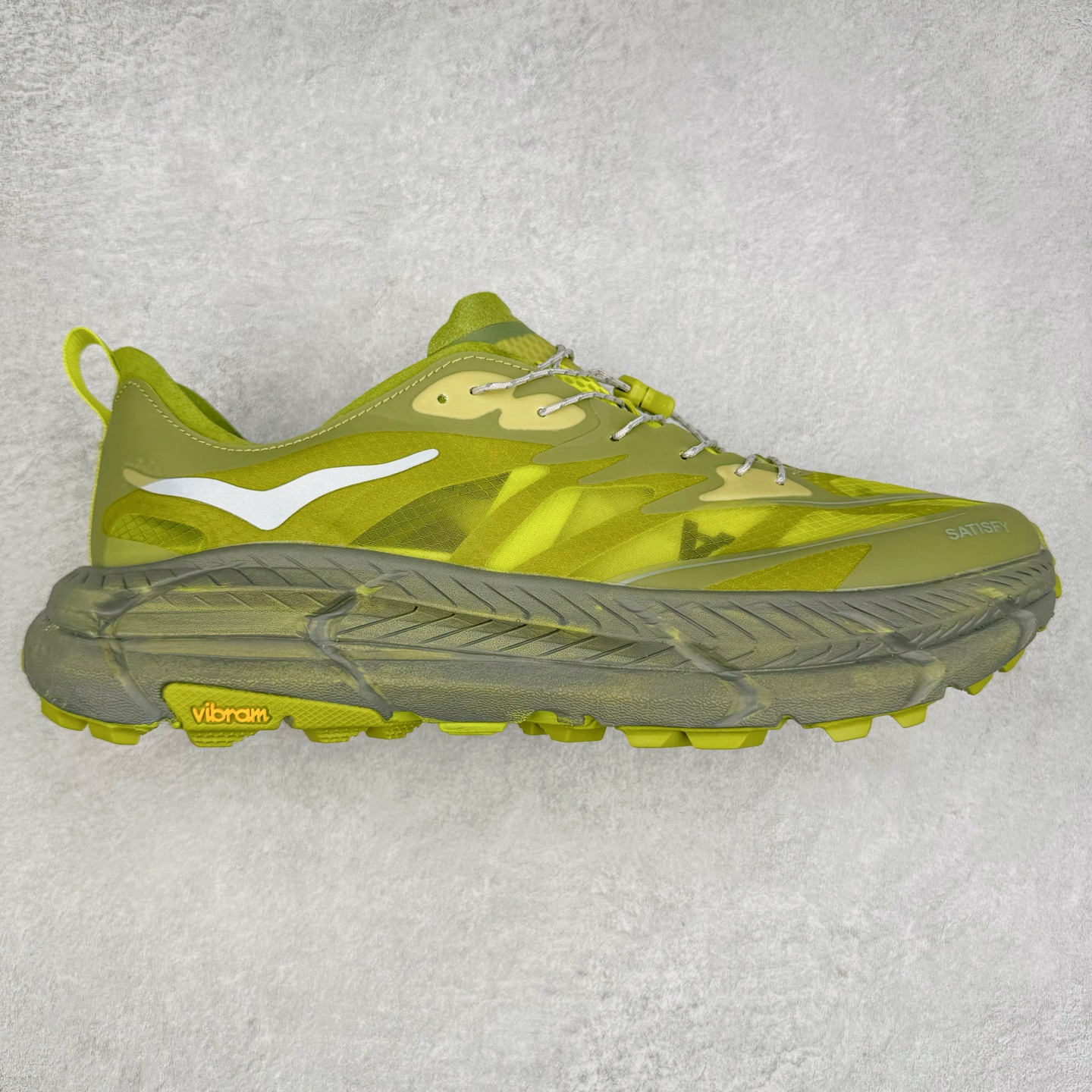 ＃特价福利 Satisfy x HOKA ONE ONE 百搭简约防滑耐磨低帮跑步鞋 联名配色 球鞋继承了HOKA的经典越野鞋型MAFATE SPEED 4的设计，更在此基础上进行了创新和提升，使得它既适合户外越野跑，又充满了时尚潮流的元素。它的半透明鞋面设计，不仅让鞋身看起来更加轻便，而且提供了良好的透气性。而保护性的防撕裂尼龙面料，则确保了在复杂地形中的耐用性。这样的设计，让人在享受奔跑的同时，也能感受到鞋底带来的舒适。双层ProFly™中底的使用，是这款鞋的另一个亮点。这种中底材质，提供了卓越的缓震性能，无论是在崎岖的山路上，还是在平坦的道路上，都能给跑者带来稳定的支撑。而VIBRAM MEGAGRIP®及LITEBASE®大底的搭载，更是让这款鞋在保持高抓地力的同时，减轻了鞋底的重量，使得每一步跑动都轻盈如飞。尺码：36 36.5 37.5 38 38.5 39 40 40.5 41 42 42.5 43 44 45-选品中心