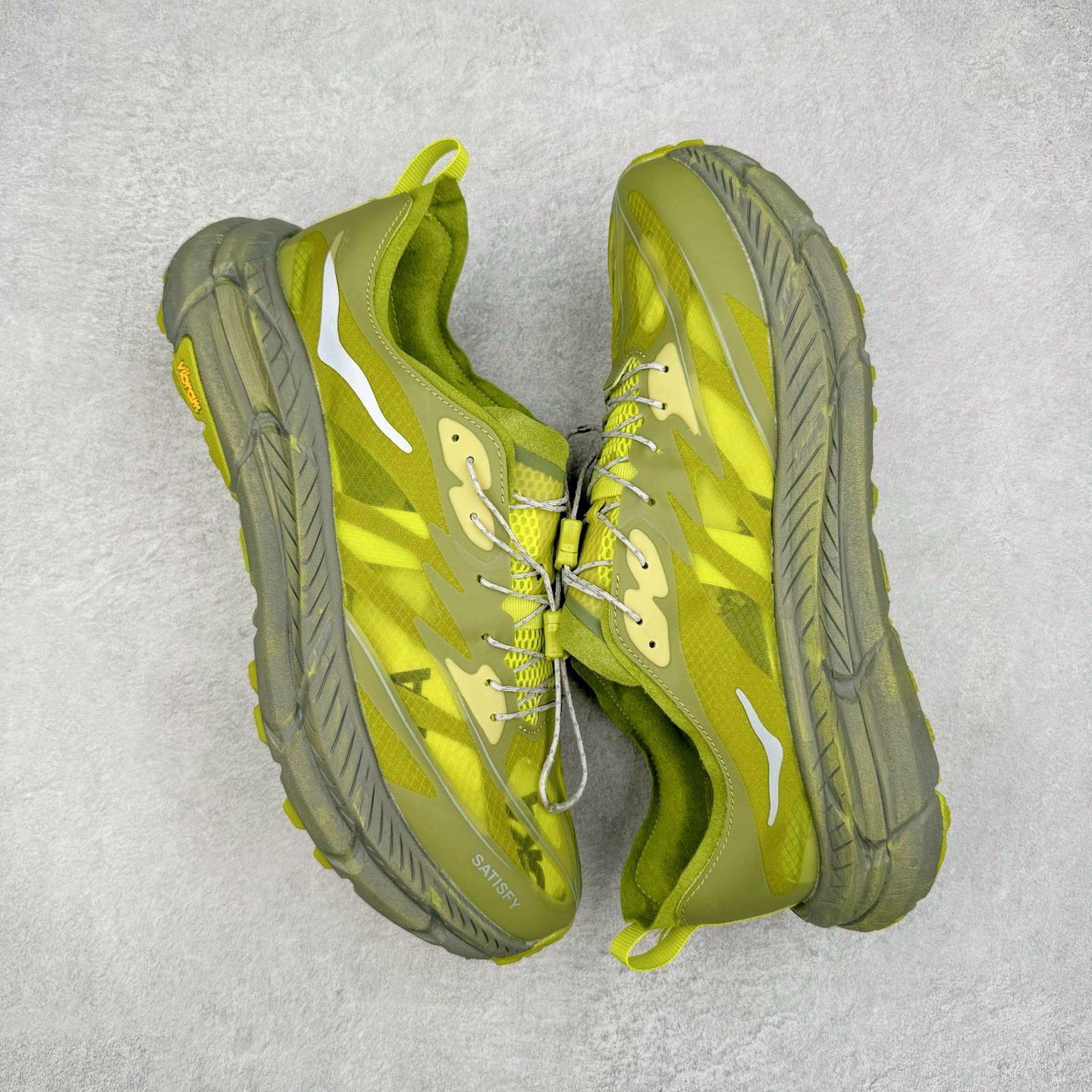 图片[3]-＃特价福利 Satisfy x HOKA ONE ONE 百搭简约防滑耐磨低帮跑步鞋 联名配色 球鞋继承了HOKA的经典越野鞋型MAFATE SPEED 4的设计，更在此基础上进行了创新和提升，使得它既适合户外越野跑，又充满了时尚潮流的元素。它的半透明鞋面设计，不仅让鞋身看起来更加轻便，而且提供了良好的透气性。而保护性的防撕裂尼龙面料，则确保了在复杂地形中的耐用性。这样的设计，让人在享受奔跑的同时，也能感受到鞋底带来的舒适。双层ProFly™中底的使用，是这款鞋的另一个亮点。这种中底材质，提供了卓越的缓震性能，无论是在崎岖的山路上，还是在平坦的道路上，都能给跑者带来稳定的支撑。而VIBRAM MEGAGRIP®及LITEBASE®大底的搭载，更是让这款鞋在保持高抓地力的同时，减轻了鞋底的重量，使得每一步跑动都轻盈如飞。尺码：36 36.5 37.5 38 38.5 39 40 40.5 41 42 42.5 43 44 45-选品中心