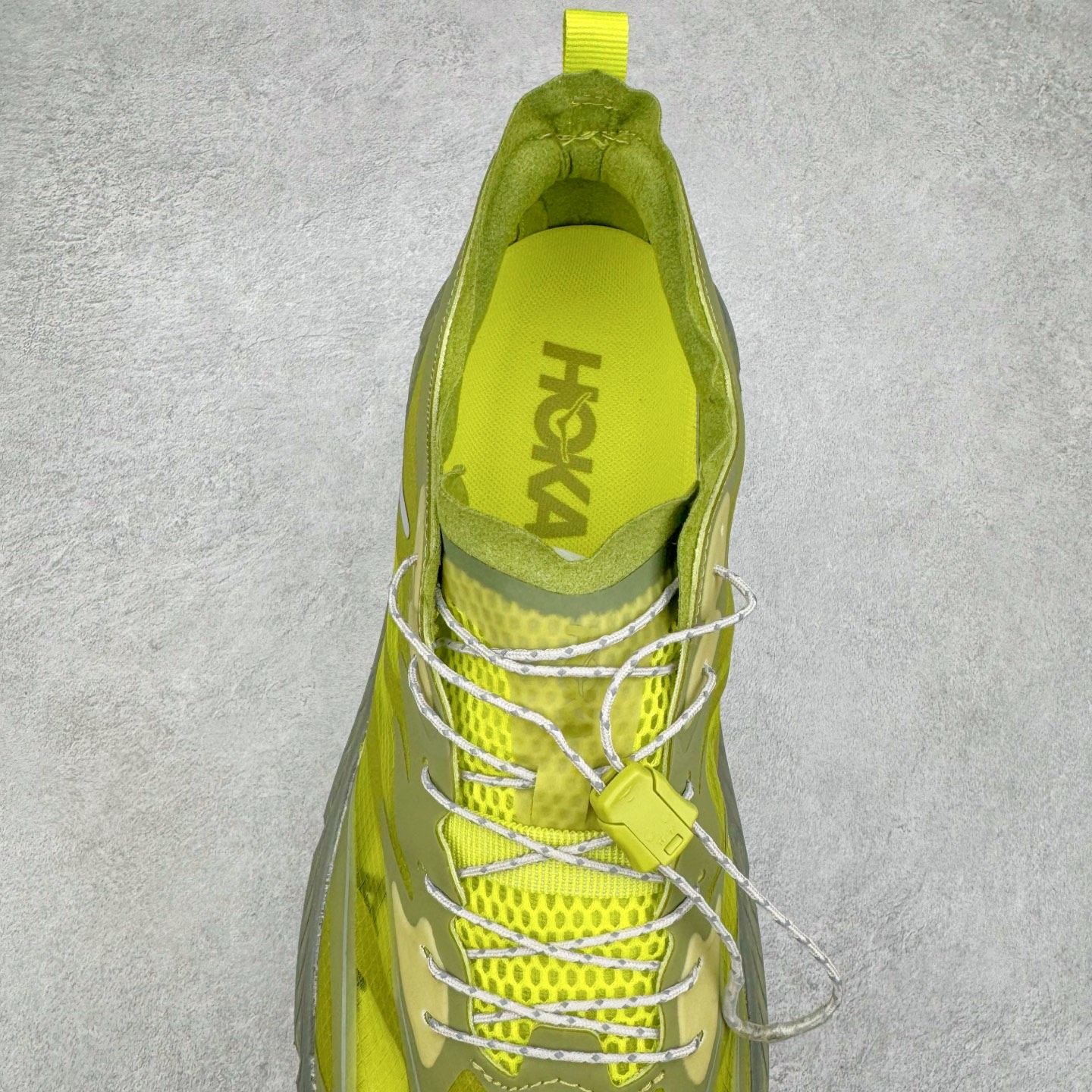 图片[5]-＃特价福利 Satisfy x HOKA ONE ONE 百搭简约防滑耐磨低帮跑步鞋 联名配色 球鞋继承了HOKA的经典越野鞋型MAFATE SPEED 4的设计，更在此基础上进行了创新和提升，使得它既适合户外越野跑，又充满了时尚潮流的元素。它的半透明鞋面设计，不仅让鞋身看起来更加轻便，而且提供了良好的透气性。而保护性的防撕裂尼龙面料，则确保了在复杂地形中的耐用性。这样的设计，让人在享受奔跑的同时，也能感受到鞋底带来的舒适。双层ProFly™中底的使用，是这款鞋的另一个亮点。这种中底材质，提供了卓越的缓震性能，无论是在崎岖的山路上，还是在平坦的道路上，都能给跑者带来稳定的支撑。而VIBRAM MEGAGRIP®及LITEBASE®大底的搭载，更是让这款鞋在保持高抓地力的同时，减轻了鞋底的重量，使得每一步跑动都轻盈如飞。尺码：36 36.5 37.5 38 38.5 39 40 40.5 41 42 42.5 43 44 45-选品中心