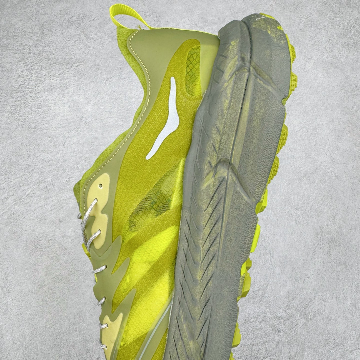 图片[7]-＃特价福利 Satisfy x HOKA ONE ONE 百搭简约防滑耐磨低帮跑步鞋 联名配色 球鞋继承了HOKA的经典越野鞋型MAFATE SPEED 4的设计，更在此基础上进行了创新和提升，使得它既适合户外越野跑，又充满了时尚潮流的元素。它的半透明鞋面设计，不仅让鞋身看起来更加轻便，而且提供了良好的透气性。而保护性的防撕裂尼龙面料，则确保了在复杂地形中的耐用性。这样的设计，让人在享受奔跑的同时，也能感受到鞋底带来的舒适。双层ProFly™中底的使用，是这款鞋的另一个亮点。这种中底材质，提供了卓越的缓震性能，无论是在崎岖的山路上，还是在平坦的道路上，都能给跑者带来稳定的支撑。而VIBRAM MEGAGRIP®及LITEBASE®大底的搭载，更是让这款鞋在保持高抓地力的同时，减轻了鞋底的重量，使得每一步跑动都轻盈如飞。尺码：36 36.5 37.5 38 38.5 39 40 40.5 41 42 42.5 43 44 45-选品中心